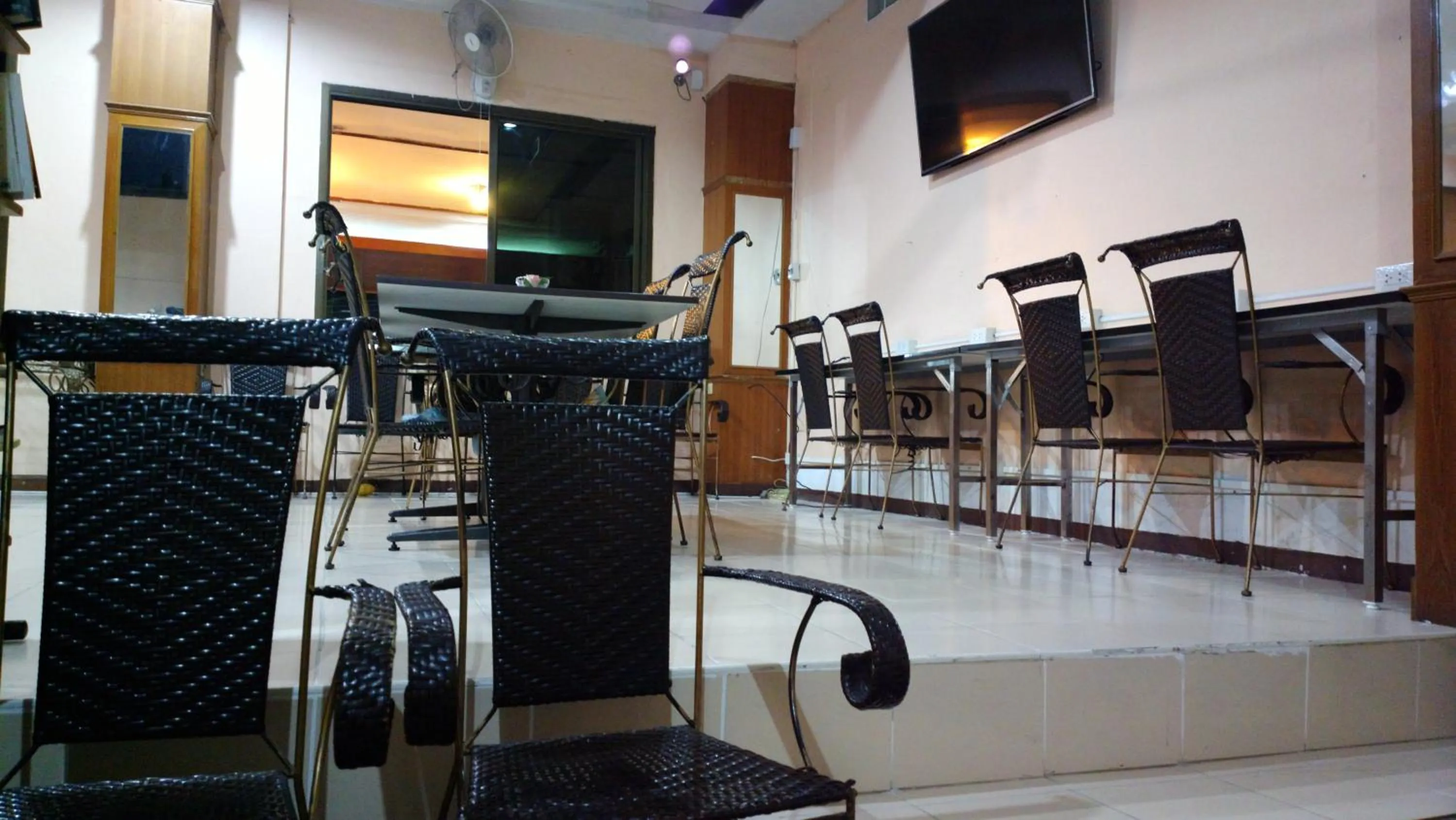 Communal lounge/ TV room in Hua Hin Euro City Hotel