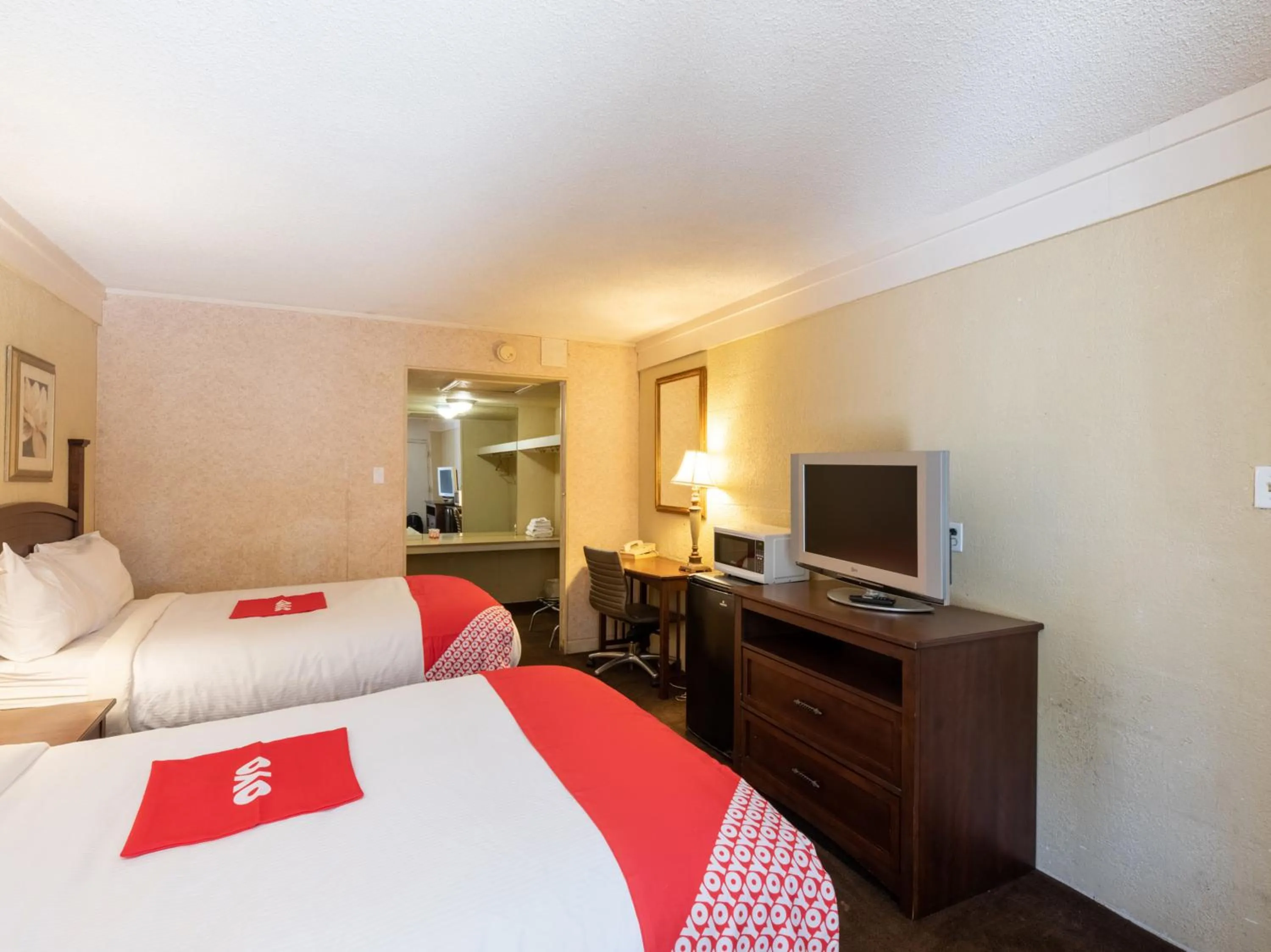 Bedroom, TV/Entertainment Center in Hotel O Bay City, TX-35