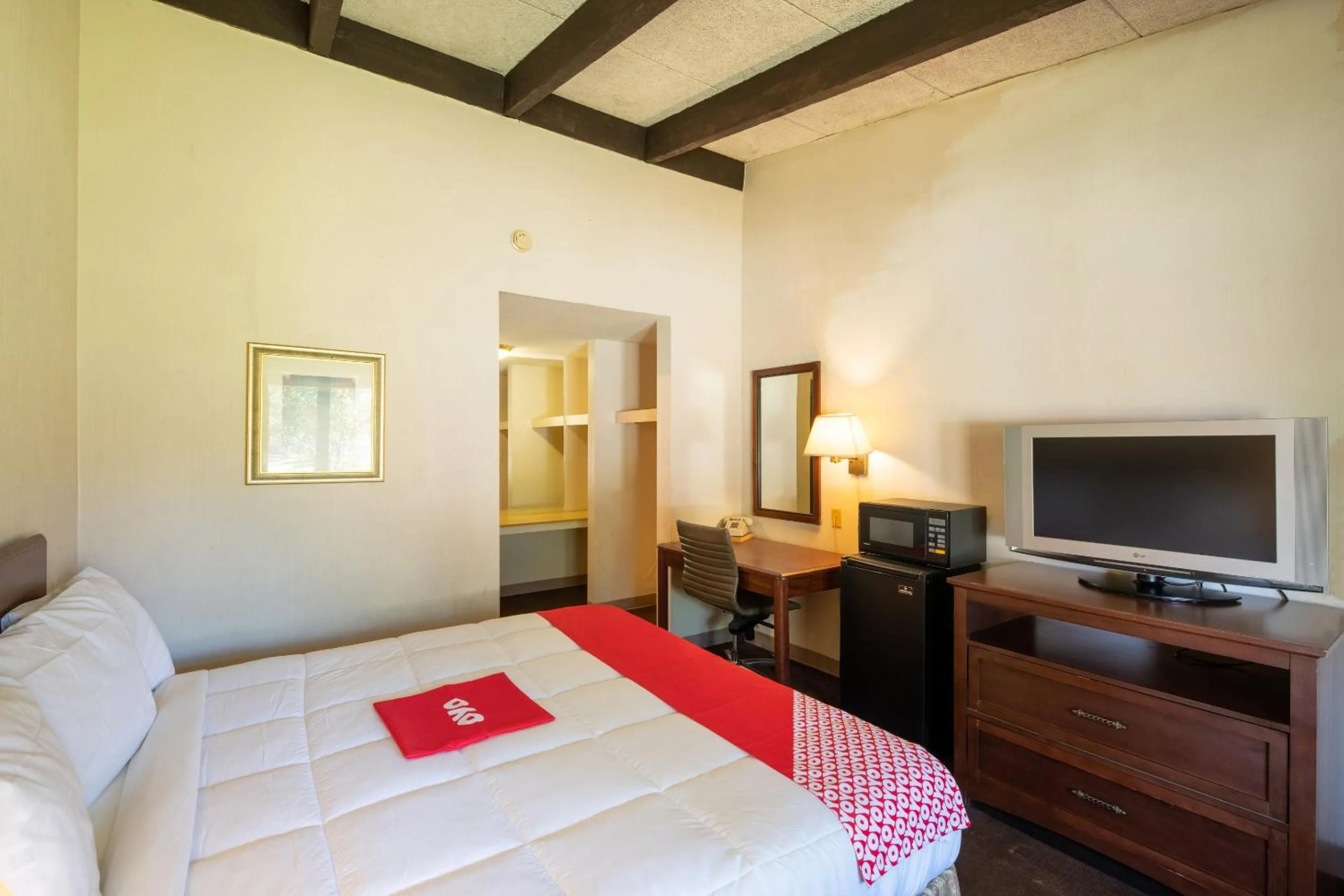 Bedroom, TV/Entertainment Center in Hotel O Bay City, TX-35