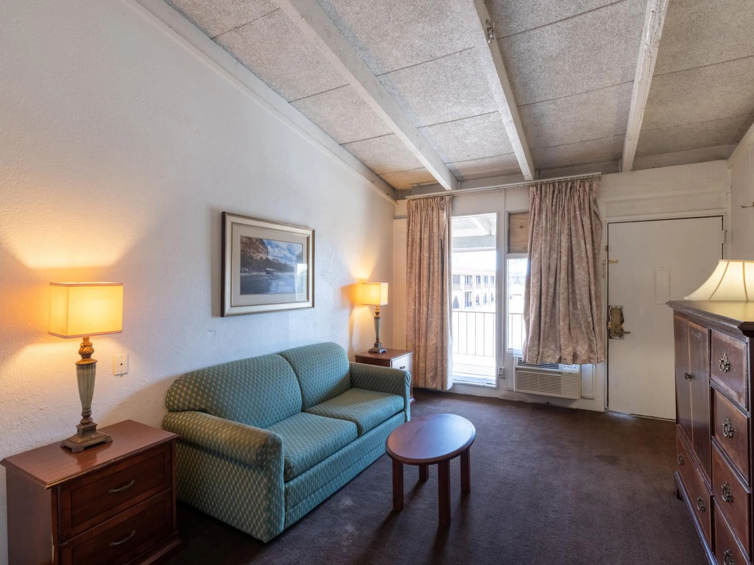 Seating Area in Hotel O Bay City, TX-35