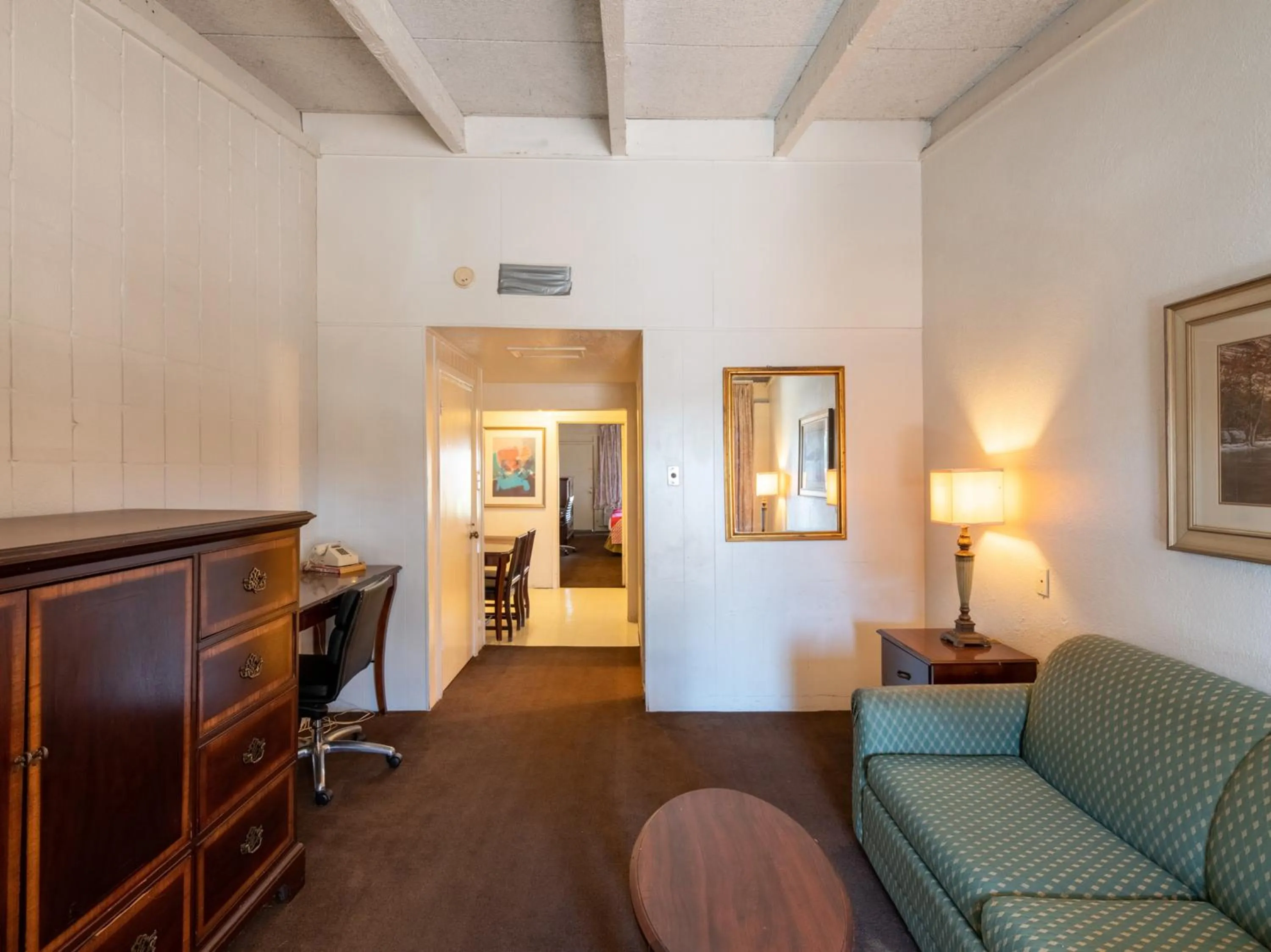 Seating Area in Hotel O Bay City, TX-35