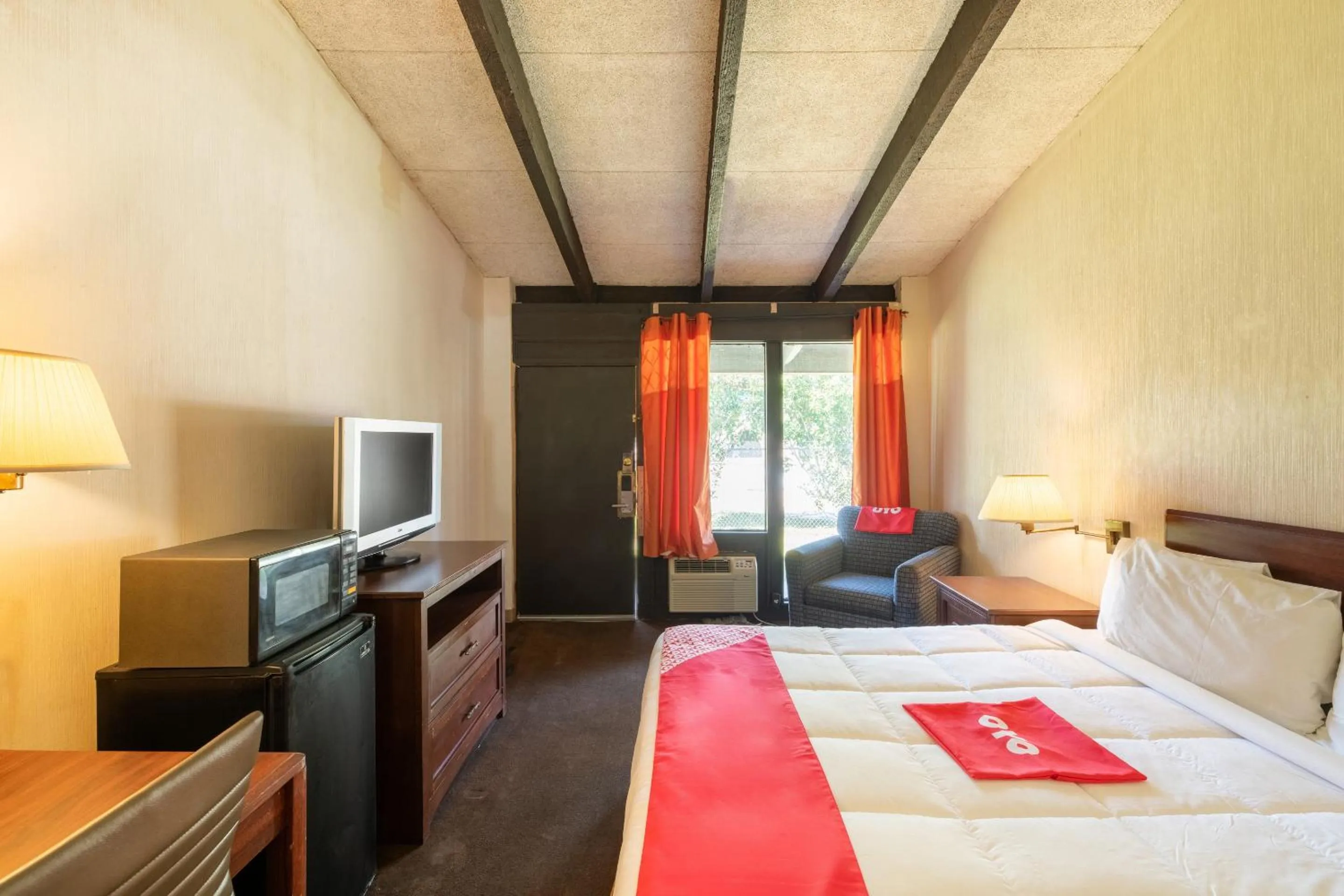 Bedroom, TV/Entertainment Center in Hotel O Bay City, TX-35