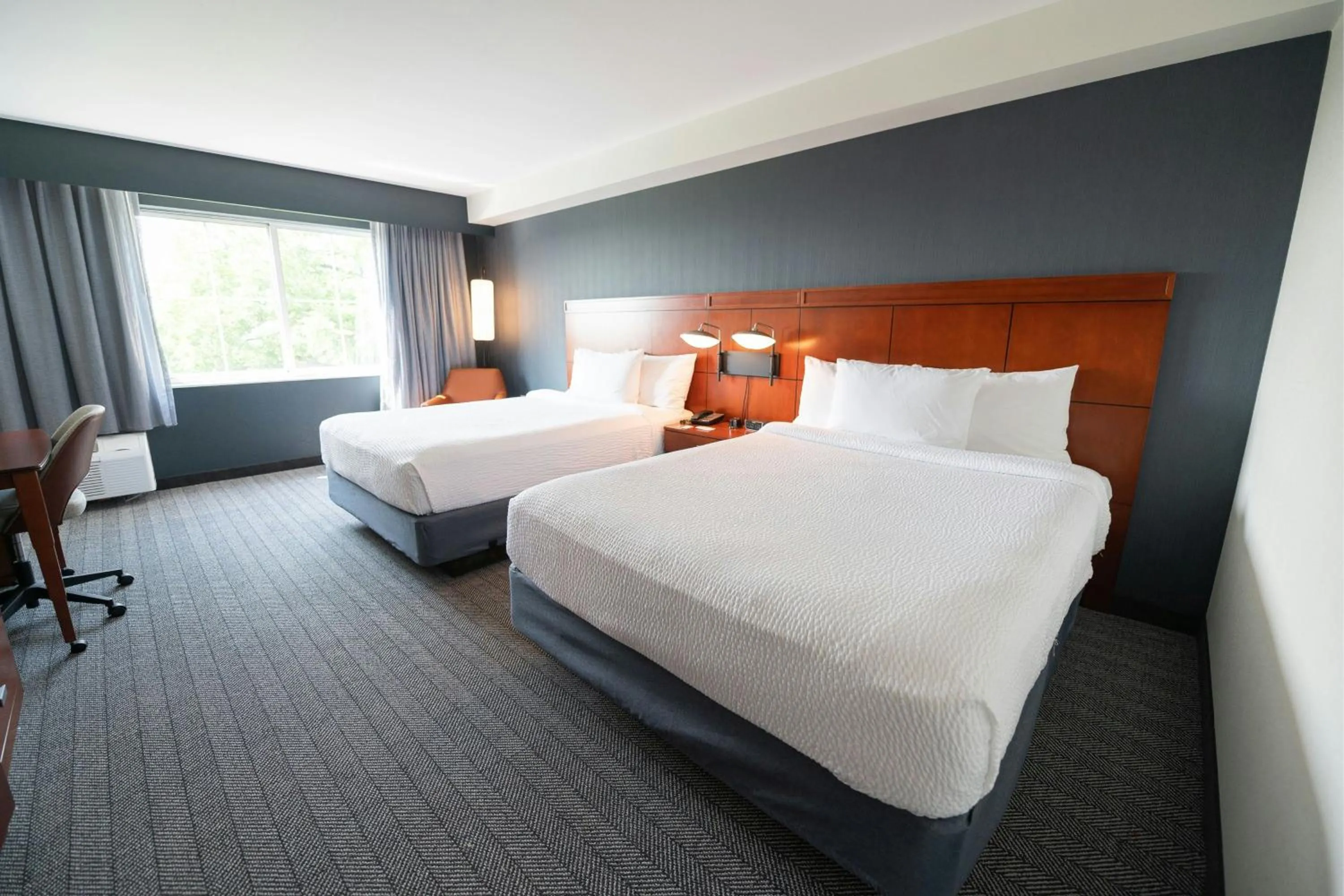 Photo of the whole room, Bed in Courtyard by Marriott Philadelphia Springfield