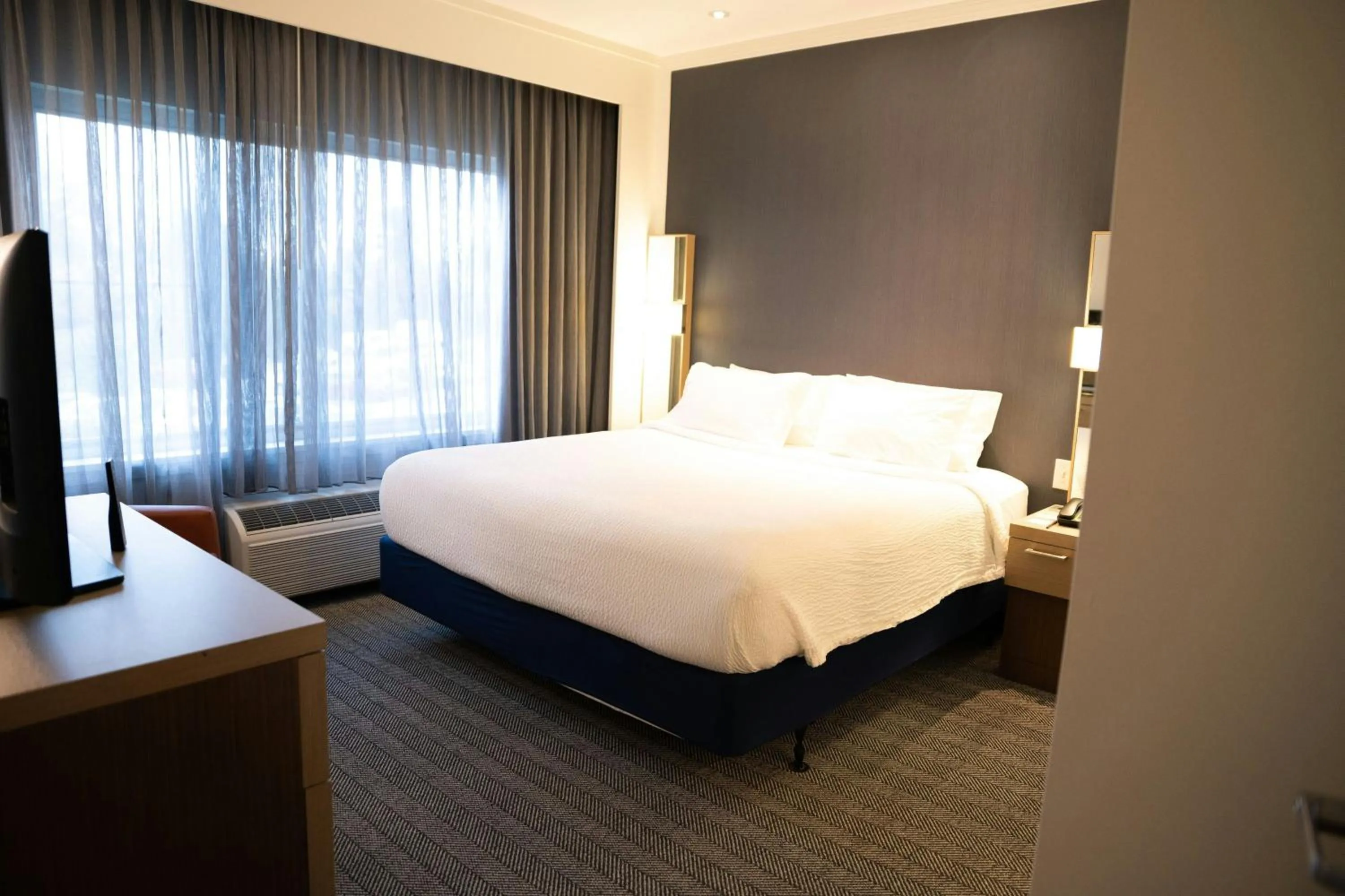 Photo of the whole room, Bed in Courtyard by Marriott Philadelphia Springfield