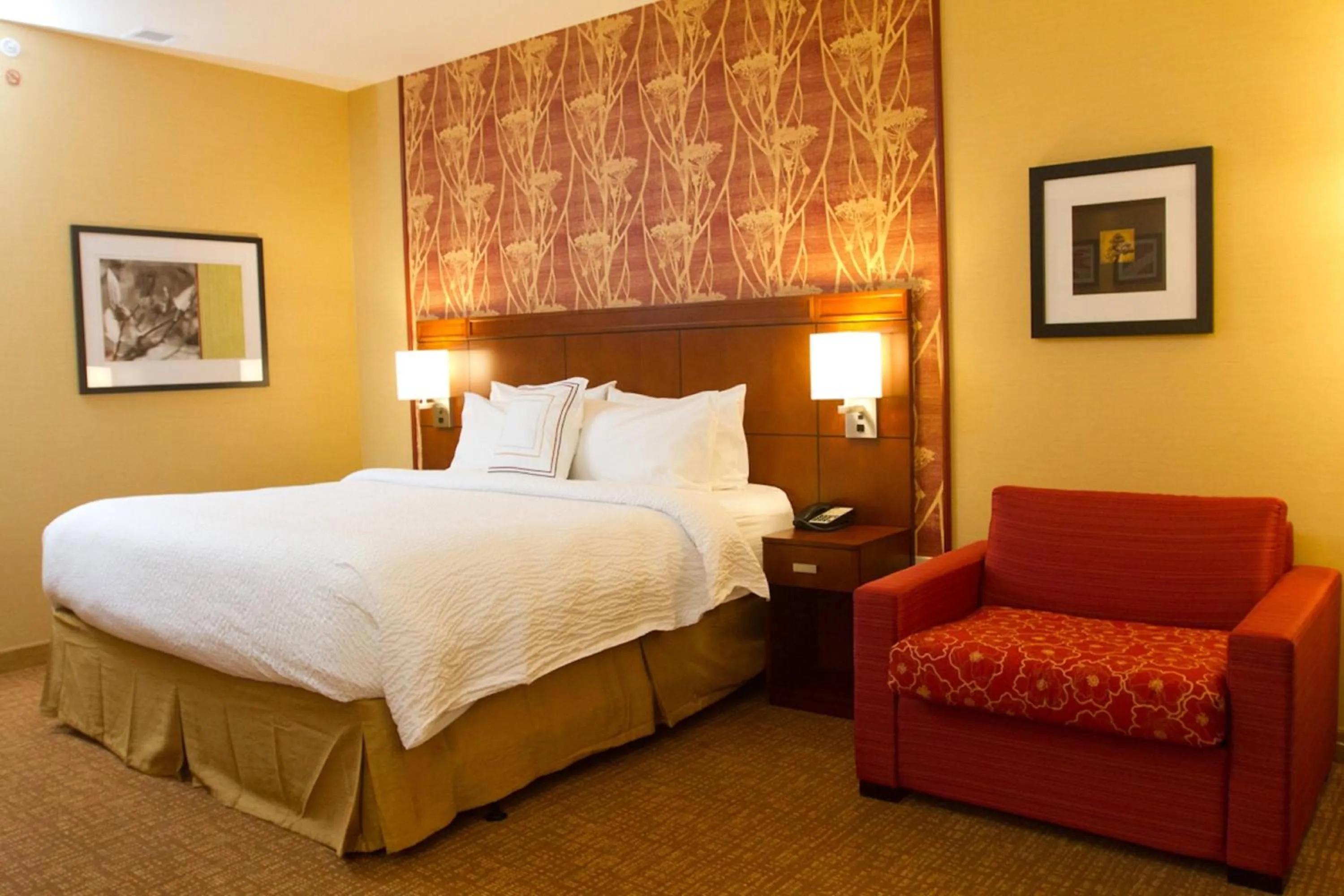Photo of the whole room, Bed in Courtyard by Marriott Philadelphia Springfield
