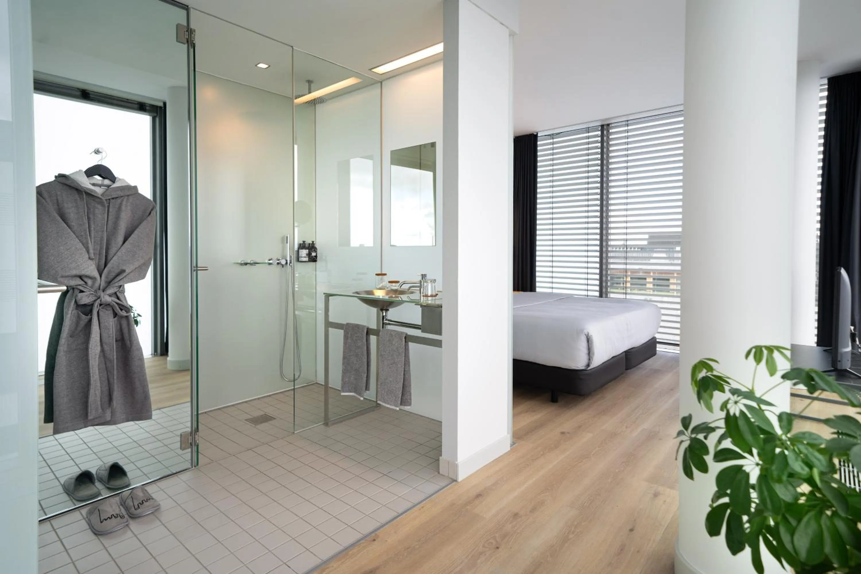 Bathroom, Bed in INNSiDE by Meliá München Parkstadt Schwabing