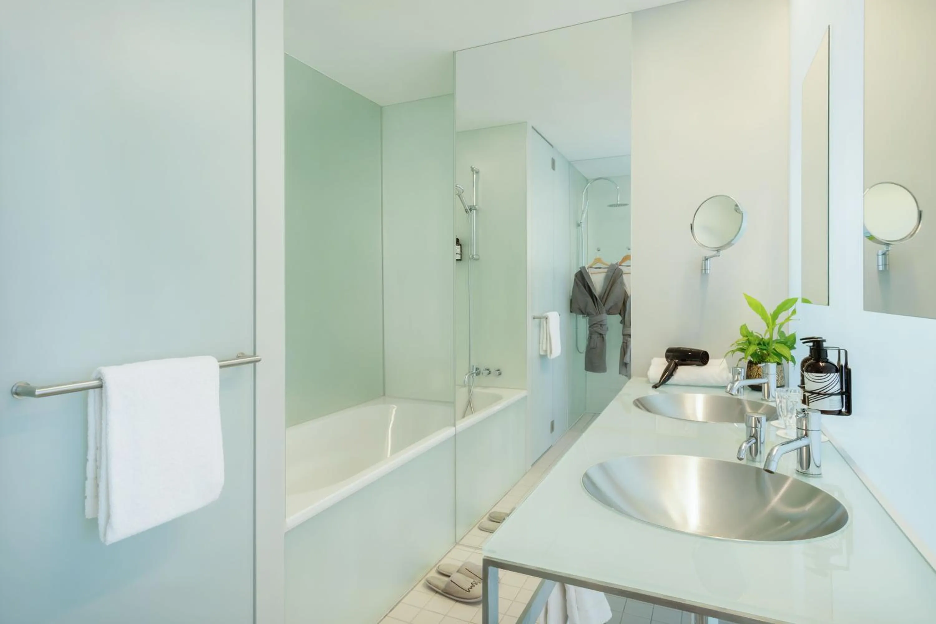 Shower in INNSiDE by Meliá München Parkstadt Schwabing