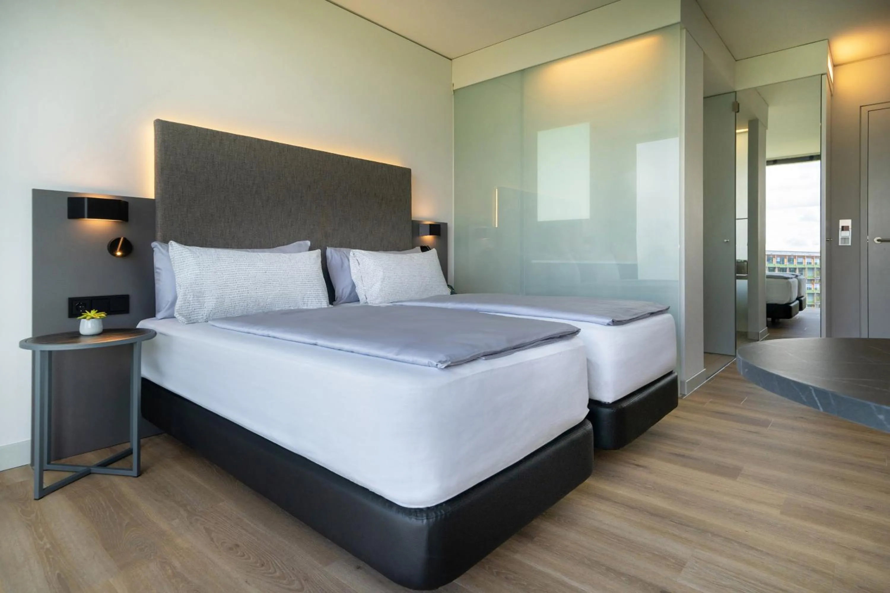 Shower, Bed in INNSiDE by Meliá München Parkstadt Schwabing