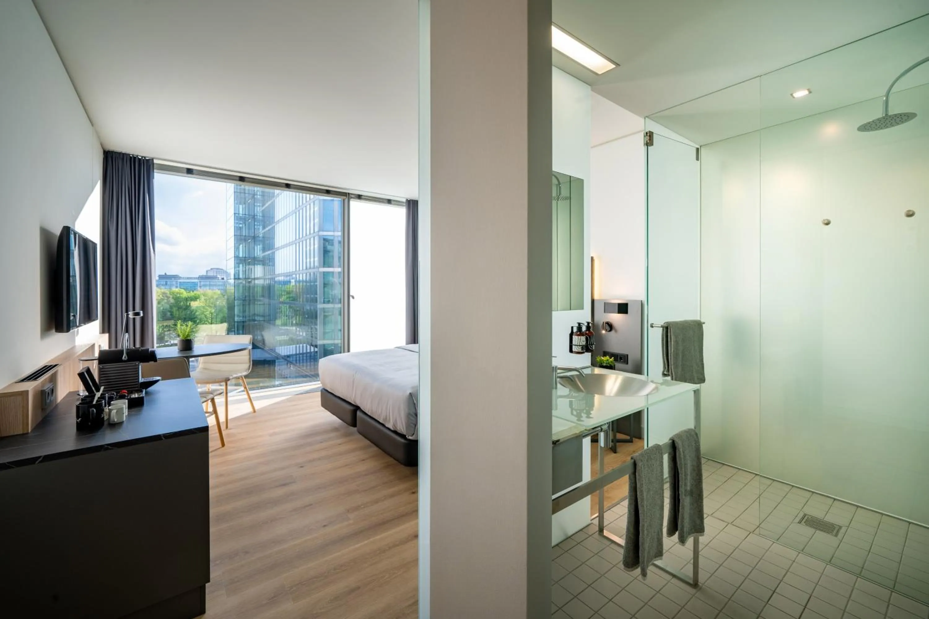 Shower, Bed in INNSiDE by Meliá München Parkstadt Schwabing