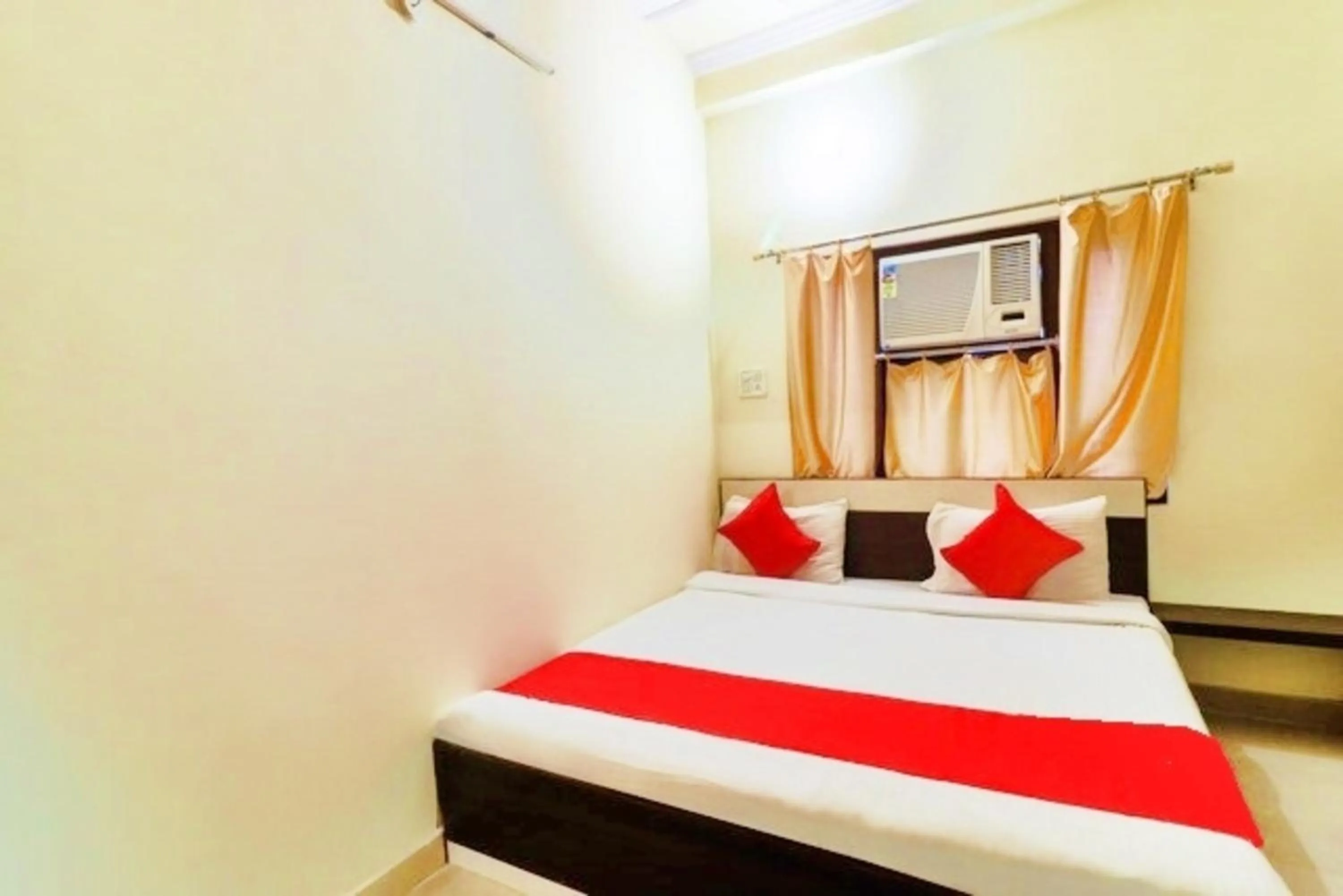 Bed in Hotel Station View Mughalsarai by ShriGo Hotels