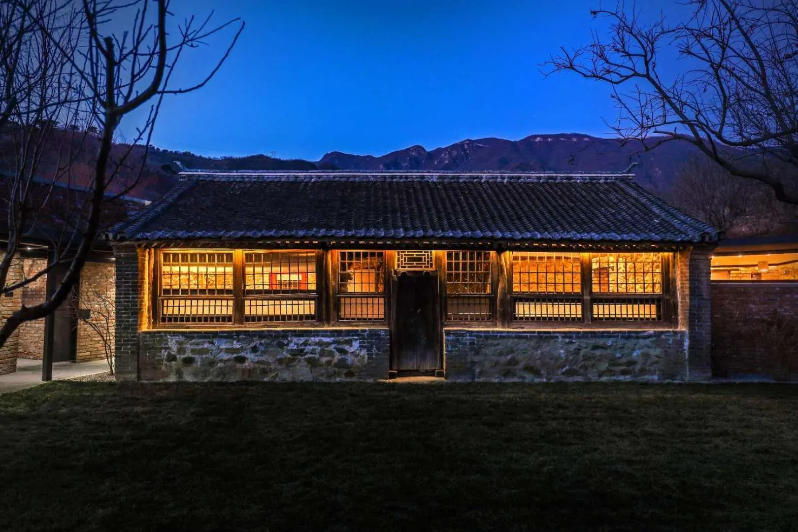Property building in Sansa Village Boutique Hotel at Mutianyu Great Wall Adjoin to Mutianyu Great Wall - Room with the View of Great Wall - Jacuzzi with the View of Great Wall - Vehicle Shuttle Service - International Catering - SPA& Nail Beauty Facilities