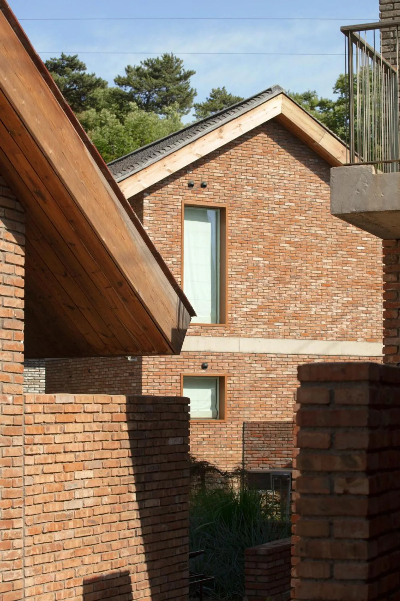 Property building in Sansa Village Boutique Hotel at Mutianyu Great Wall Adjoin to Mutianyu Great Wall - Room with the View of Great Wall - Jacuzzi with the View of Great Wall - Vehicle Shuttle Service - International Catering - SPA& Nail Beauty Facilities