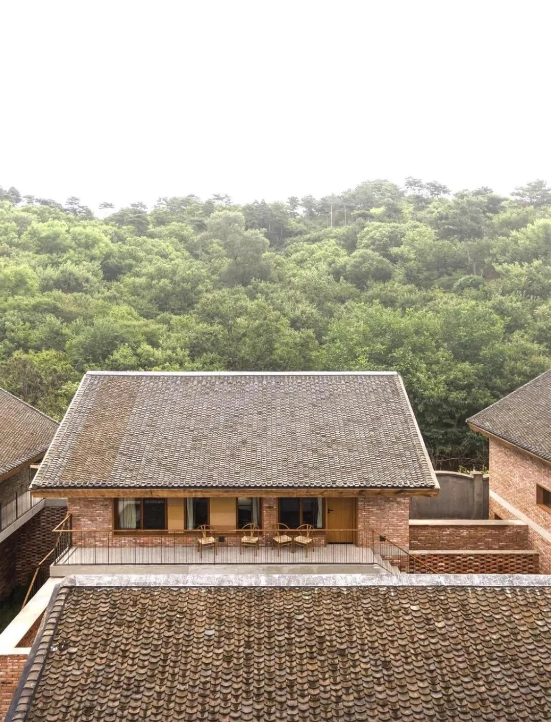 Property building in Sansa Village Boutique Hotel at Mutianyu Great Wall Adjoin to Mutianyu Great Wall - Room with the View of Great Wall - Jacuzzi with the View of Great Wall - Vehicle Shuttle Service - International Catering - SPA& Nail Beauty Facilities