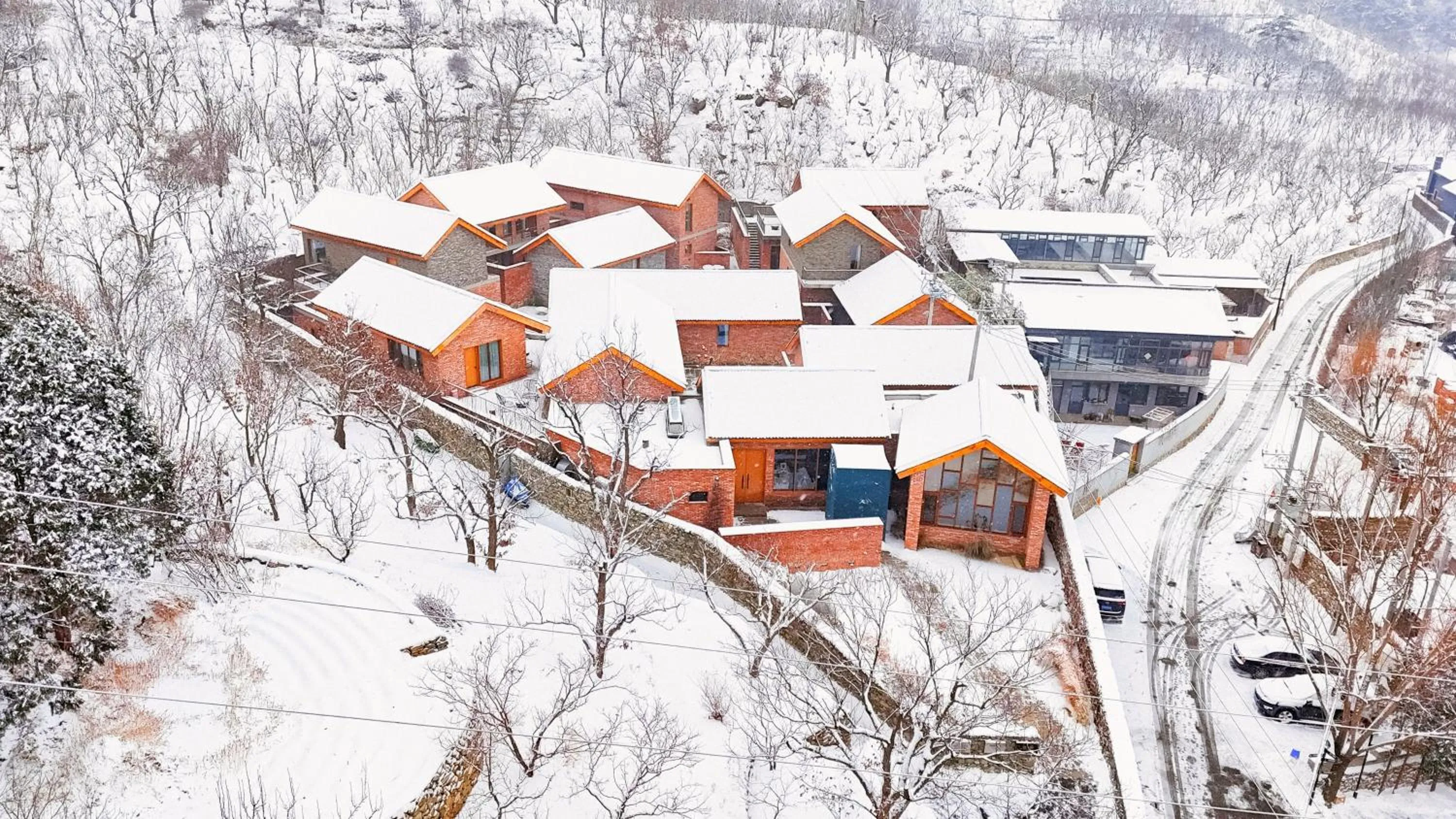 Property building in Sansa Village Boutique Hotel at Mutianyu Great Wall Adjoin to Mutianyu Great Wall - Room with the View of Great Wall - Jacuzzi with the View of Great Wall - Vehicle Shuttle Service - International Catering - SPA& Nail Beauty Facilities
