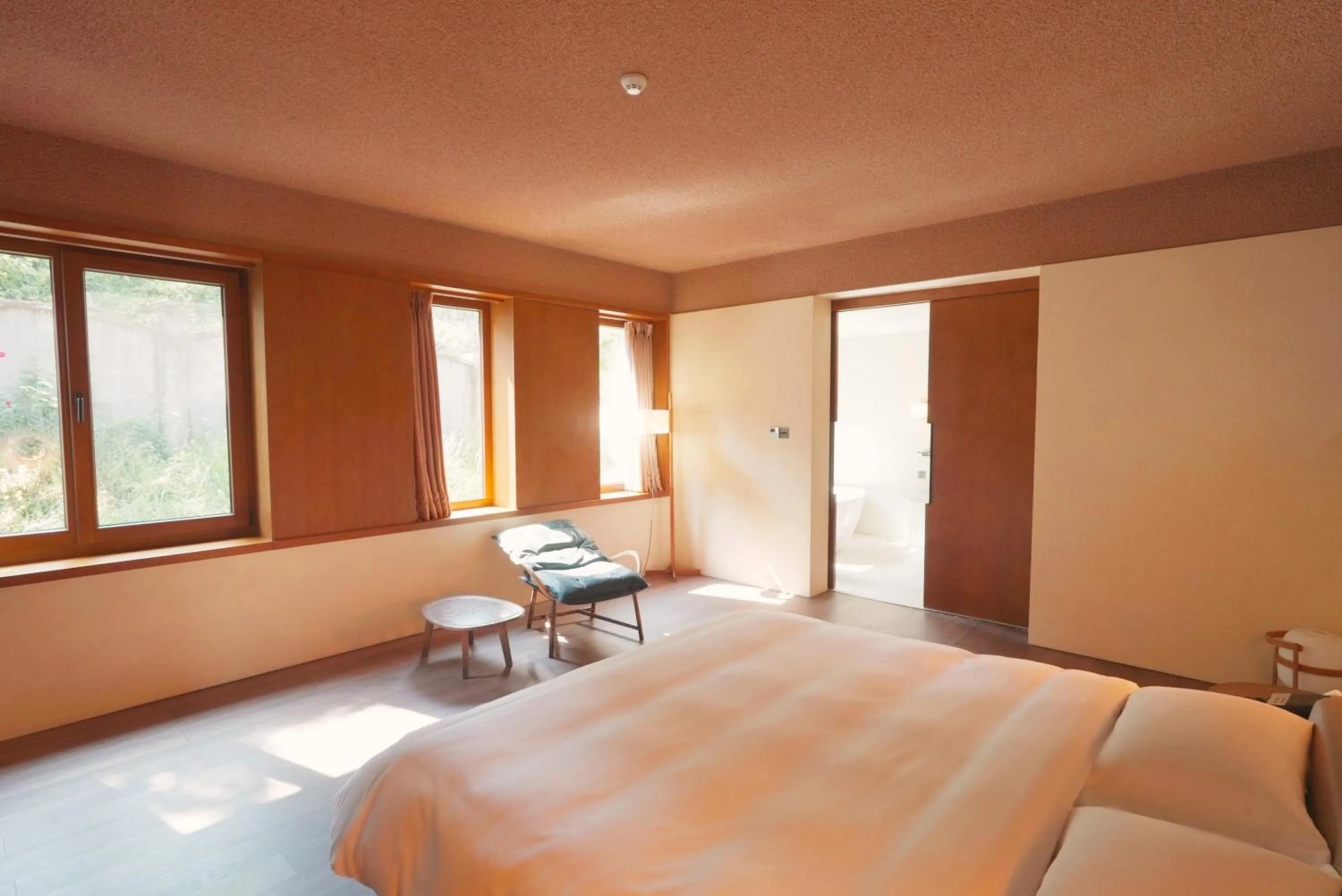 Bed in Sansa Village Boutique Hotel at Mutianyu Great Wall Adjoin to Mutianyu Great Wall - Room with the View of Great Wall - Jacuzzi with the View of Great Wall - Vehicle Shuttle Service - International Catering - SPA& Nail Beauty Facilities