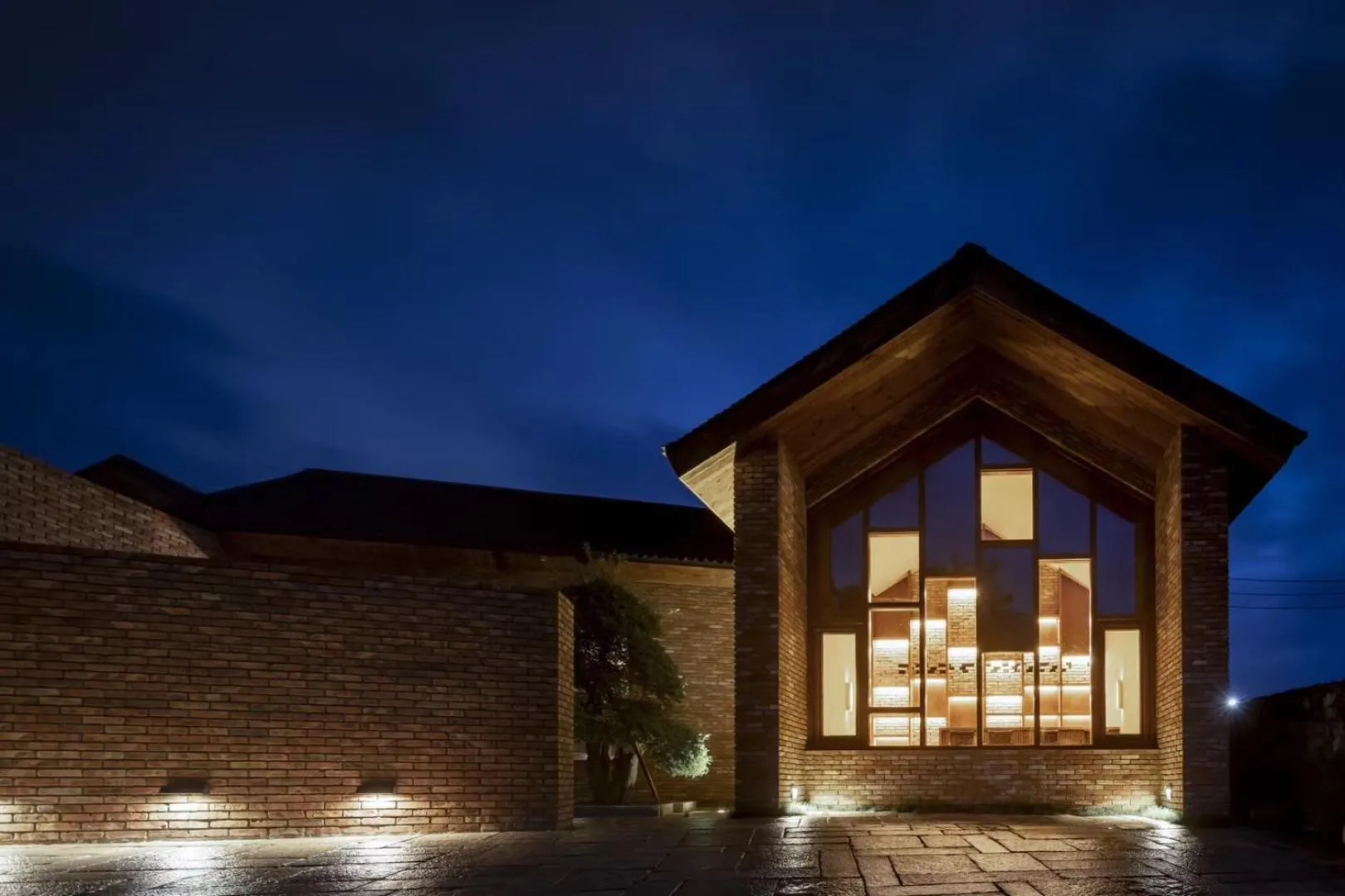 Property building in Sansa Village Boutique Hotel at Mutianyu Great Wall Adjoin to Mutianyu Great Wall - Room with the View of Great Wall - Jacuzzi with the View of Great Wall - Vehicle Shuttle Service - International Catering - SPA& Nail Beauty Facilities