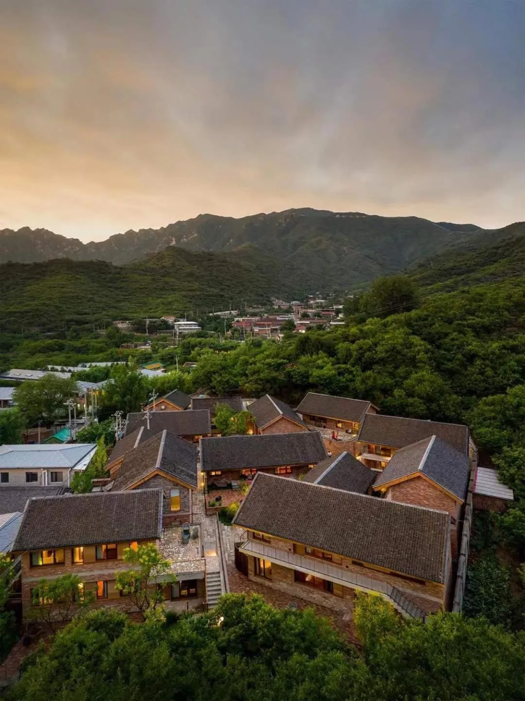 Bird's eye view in Sansa Village Boutique Hotel at Mutianyu Great Wall Adjoin to Mutianyu Great Wall - Room with the View of Great Wall - Jacuzzi with the View of Great Wall - Vehicle Shuttle Service - International Catering - SPA& Nail Beauty Facilities