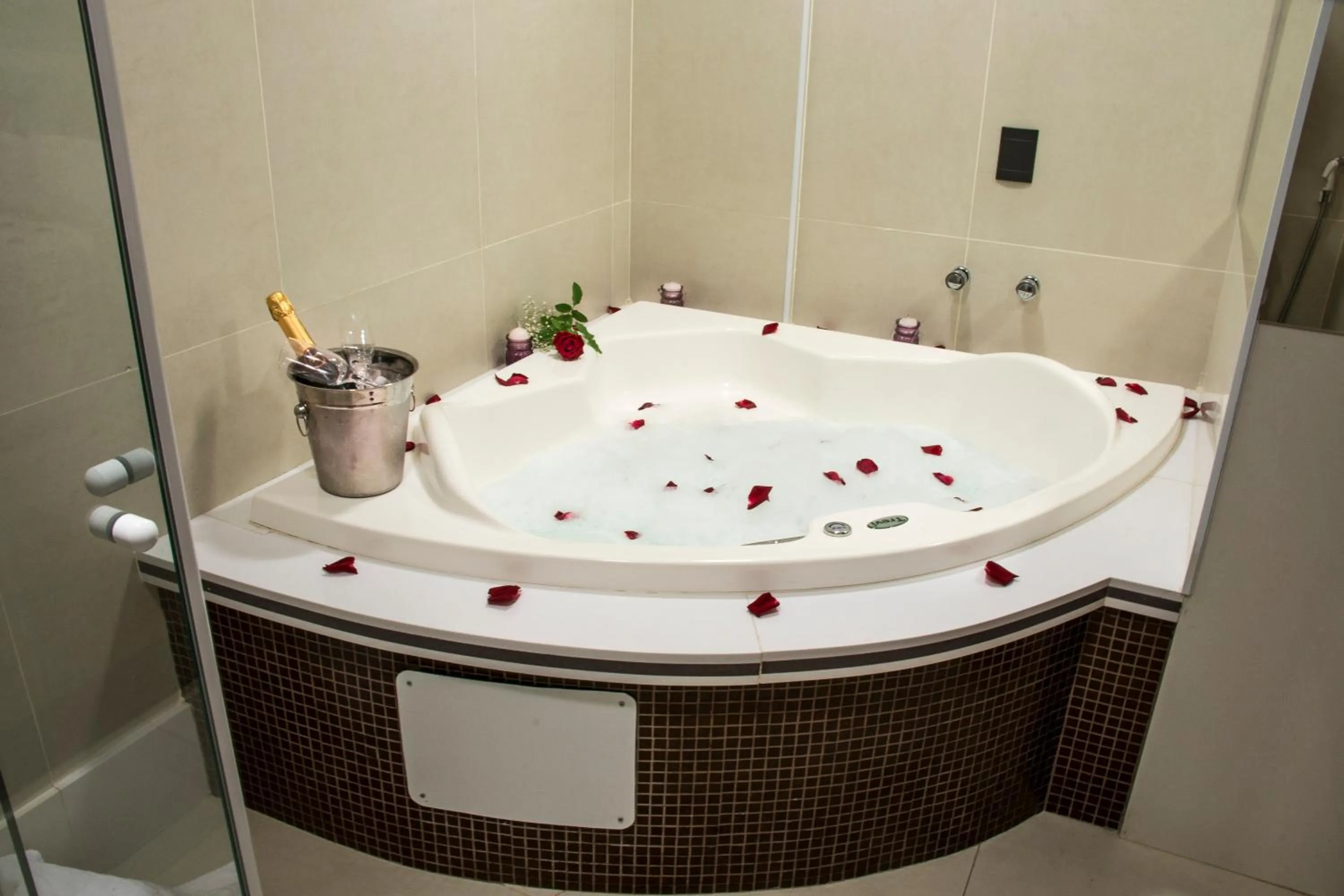 Hot Tub in Estoril Hotel