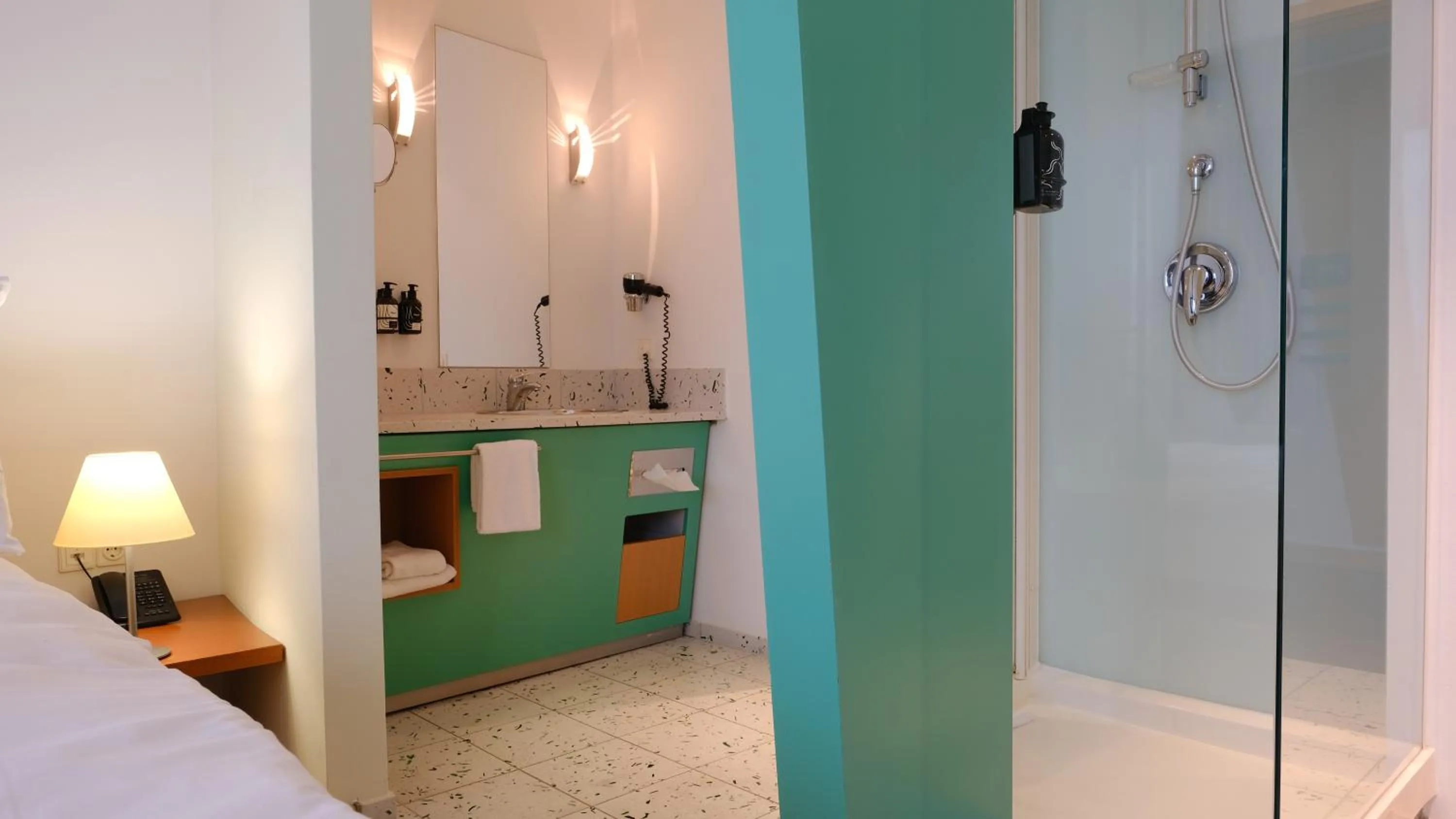 Shower, Bed in FOUR Munich Neue Messe