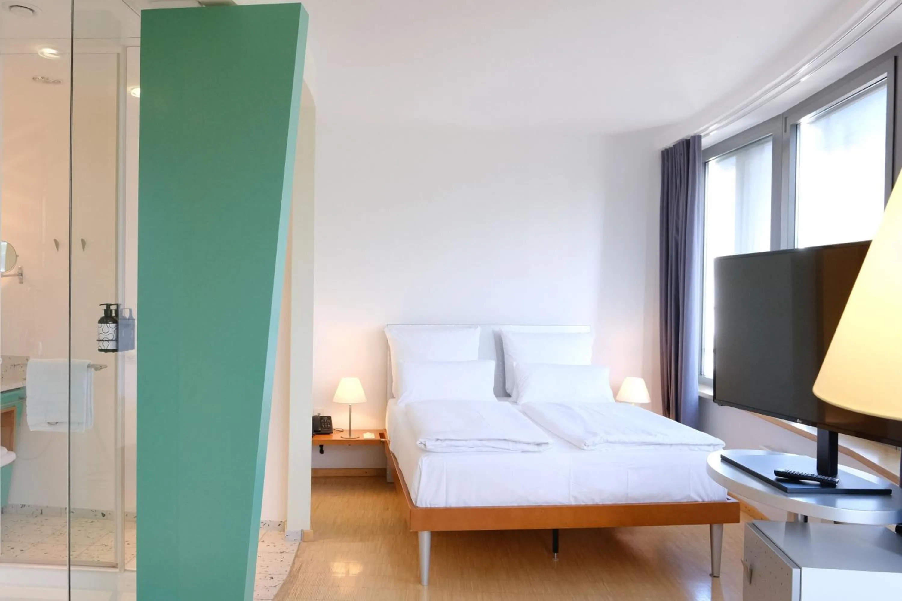 Photo of the whole room, Bed in Four Points by Sheraton Munich Messe