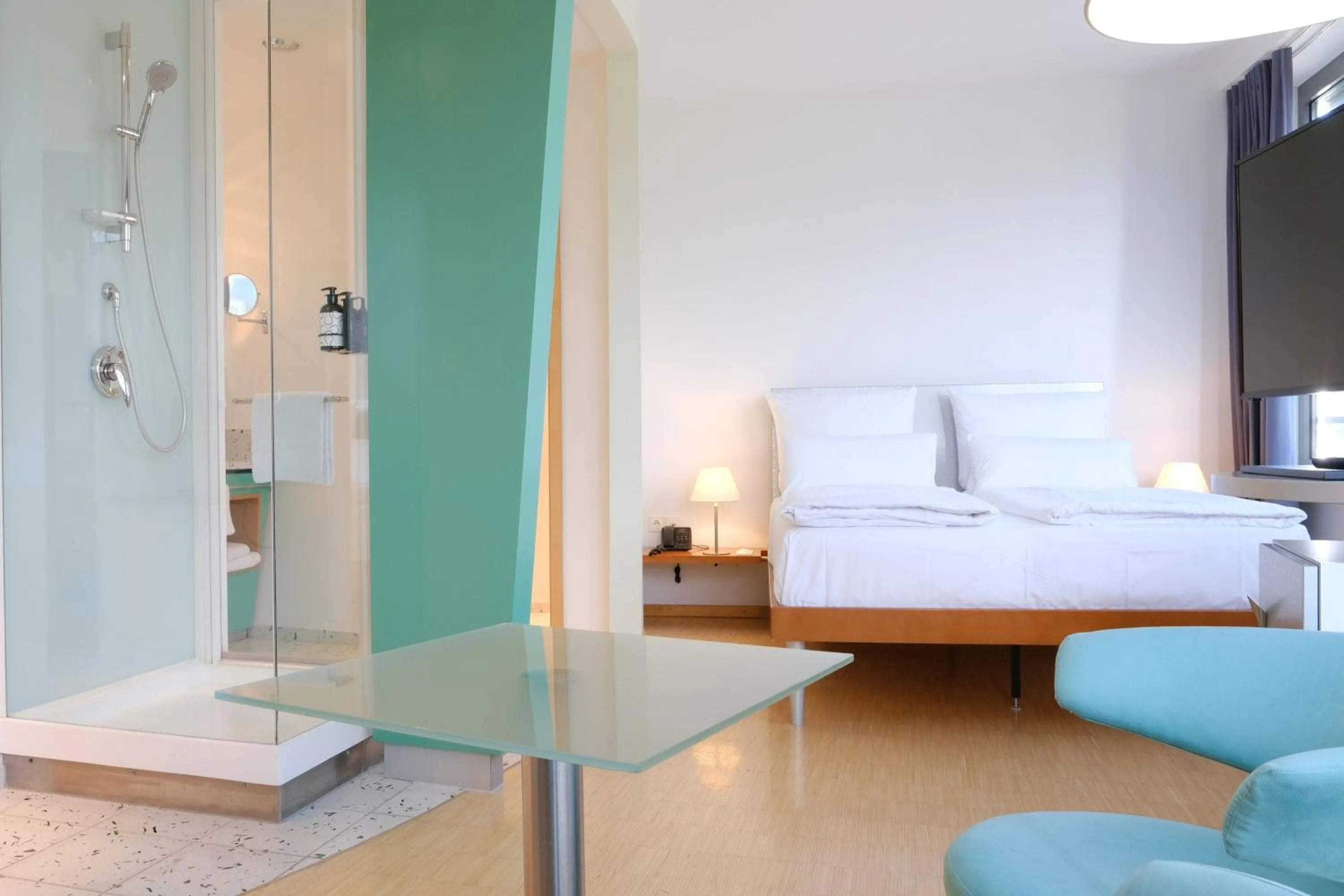 Photo of the whole room, Bed in FOUR Munich Neue Messe