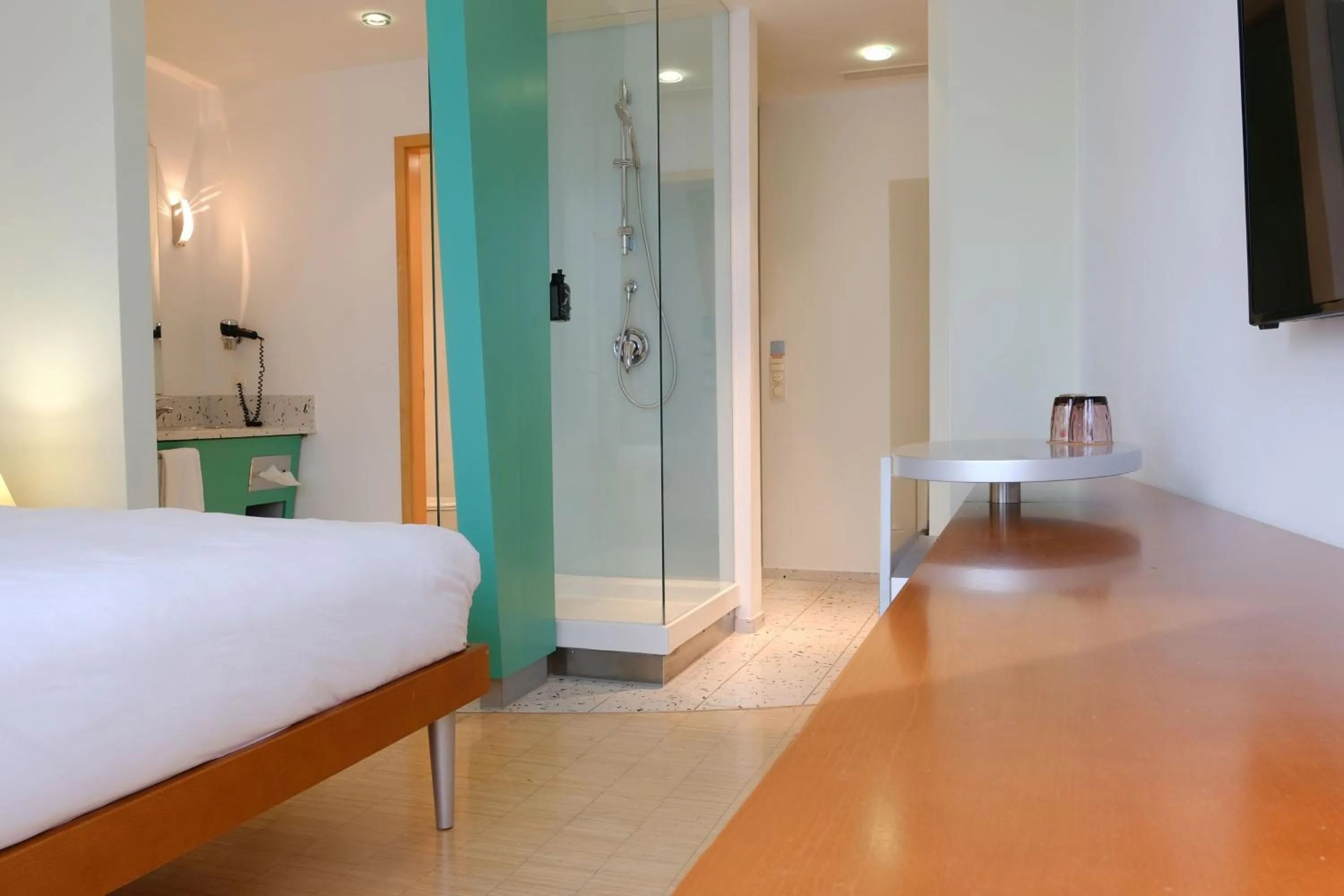 Photo of the whole room, Bed in FOUR Munich Neue Messe