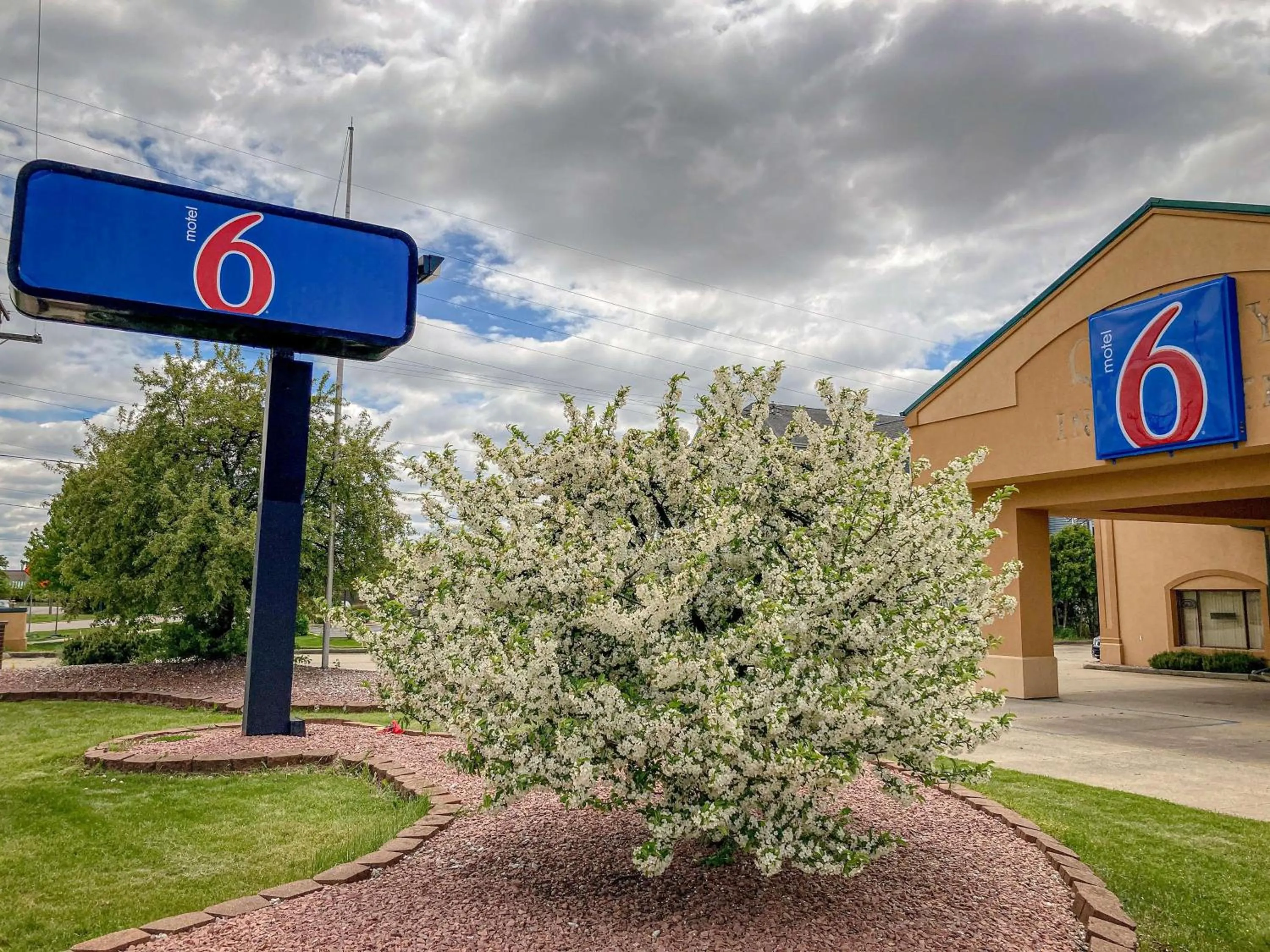 Property building in Motel 6 Elkhart, IN