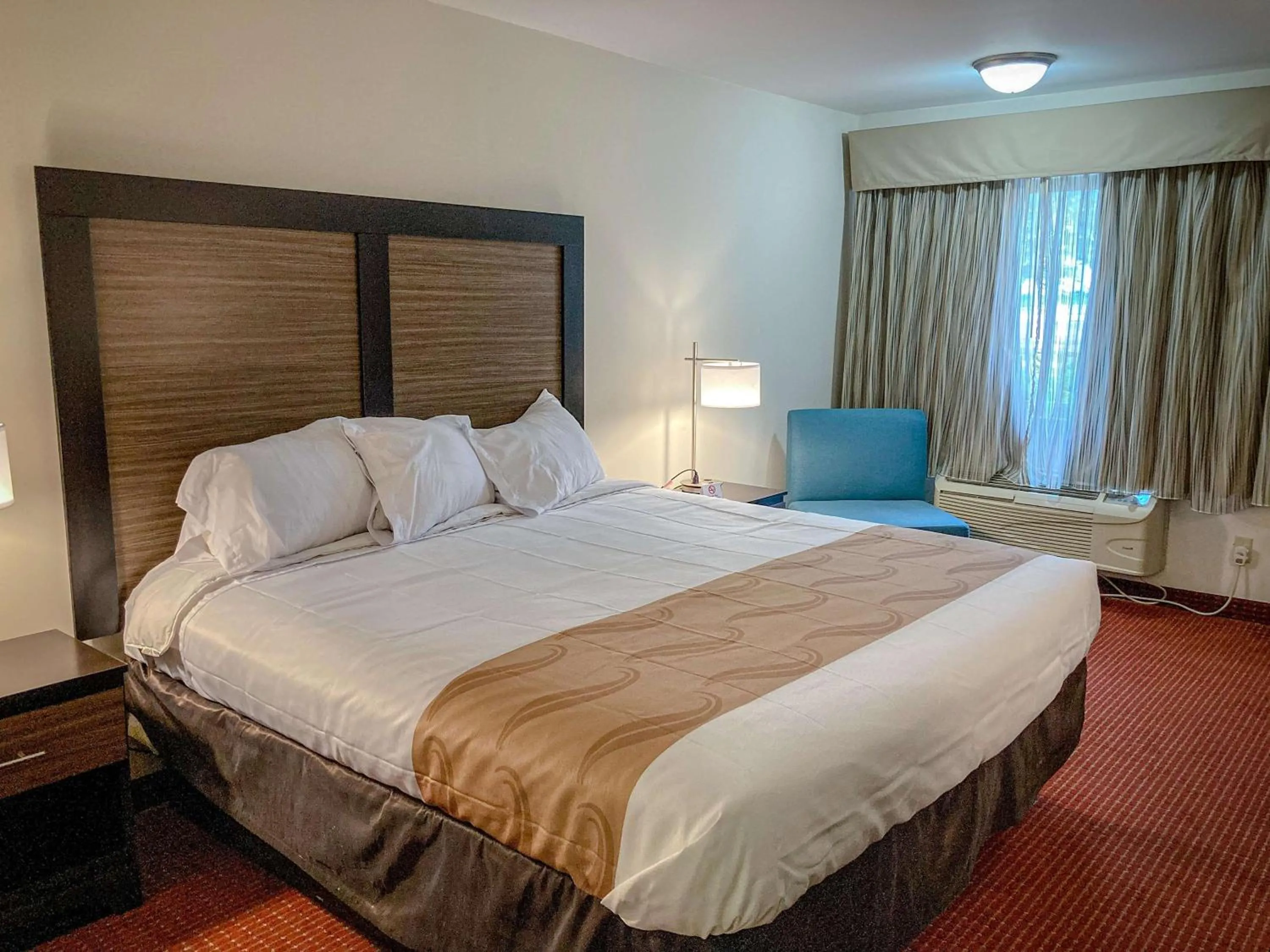 Photo of the whole room, Bed in Motel 6 Elkhart, IN