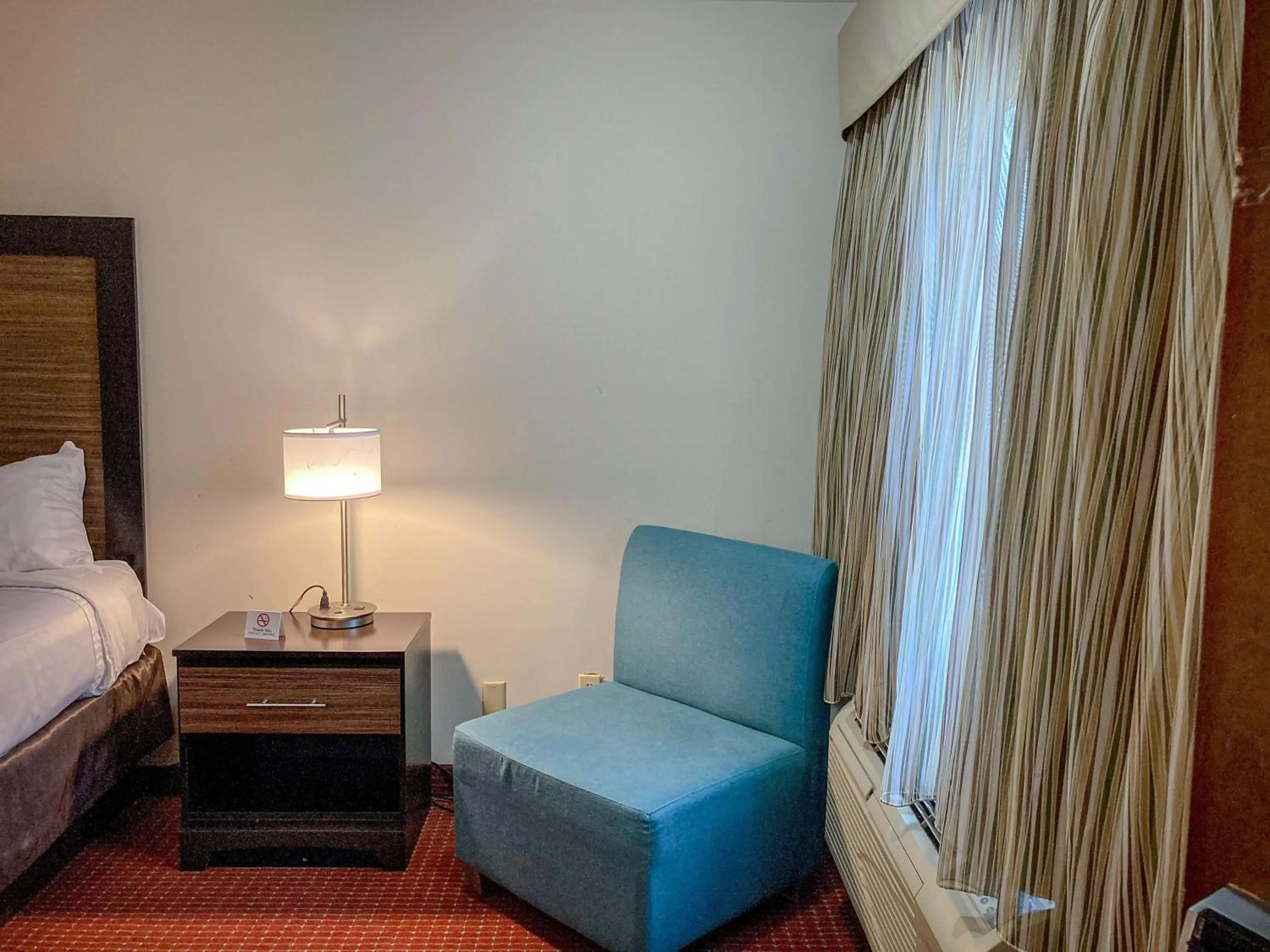 Photo of the whole room, Bed in Motel 6 Elkhart, IN