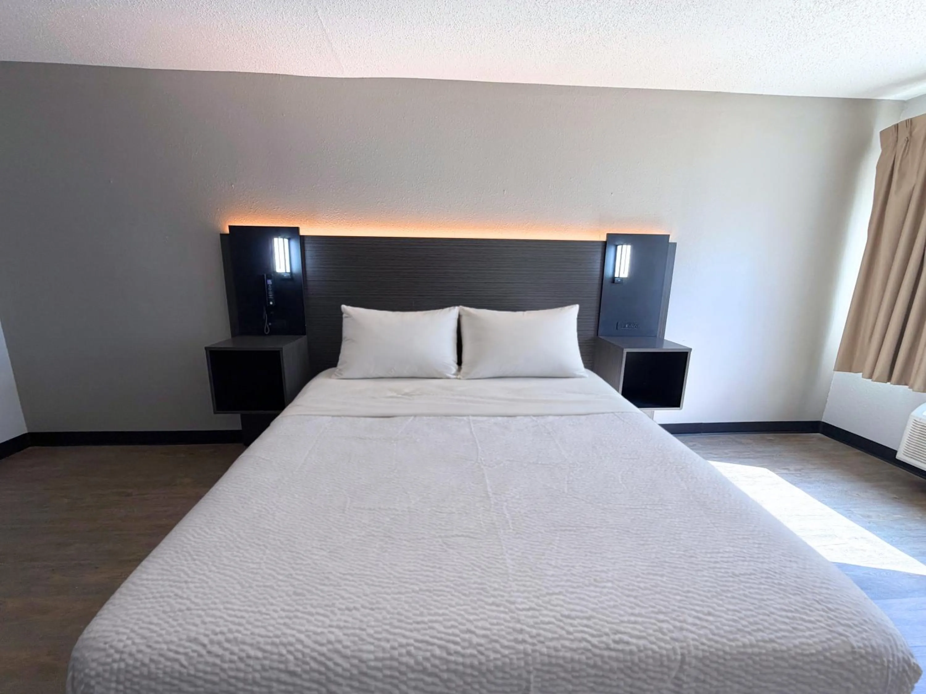 Bedroom, Bed in Motel 6 Elkhart, IN