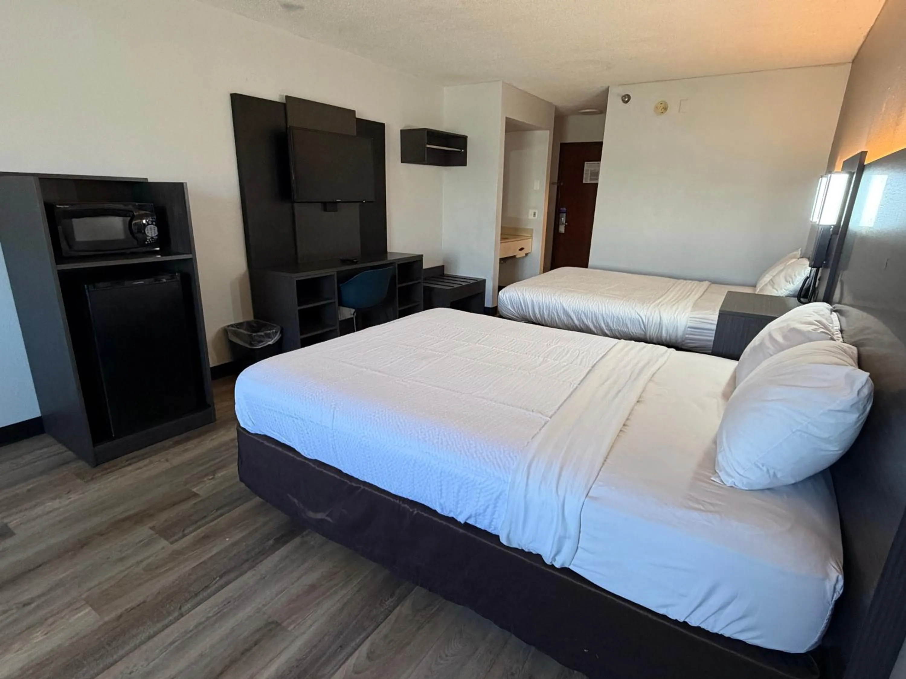 Bedroom, Bed in Motel 6 Elkhart, IN