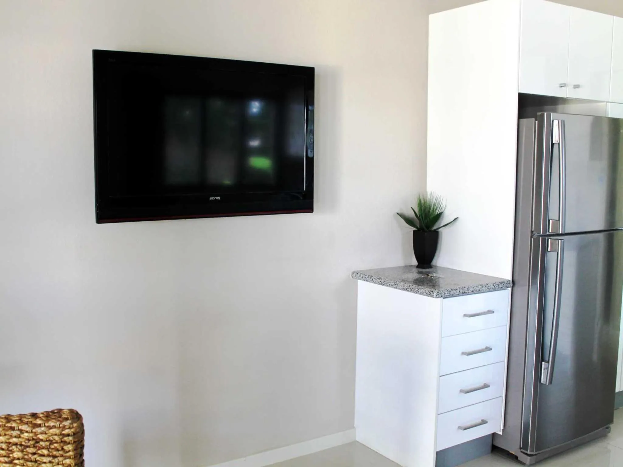 TV and multimedia in Vanuatu Beachfront Apartments