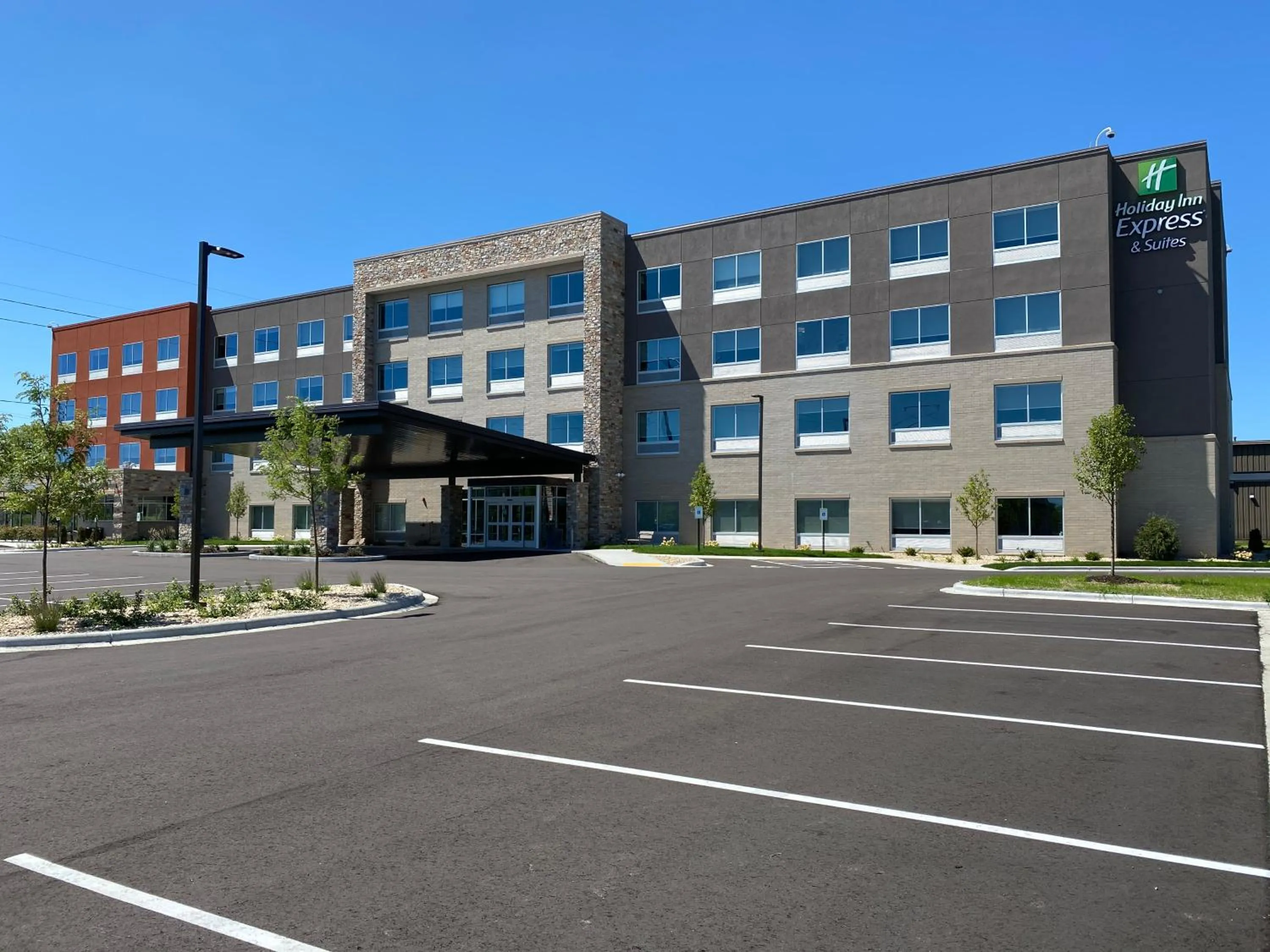 Facade/entrance in Holiday Inn Express & Suites - Madison West - Middleton by IHG