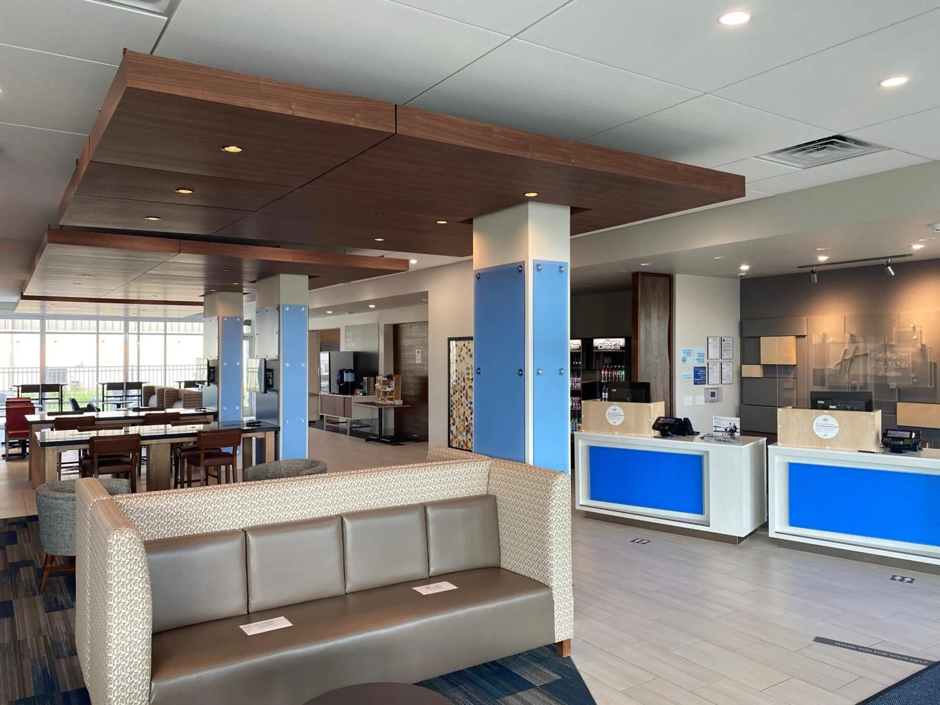 Lobby or reception in Holiday Inn Express & Suites - Madison West - Middleton by IHG