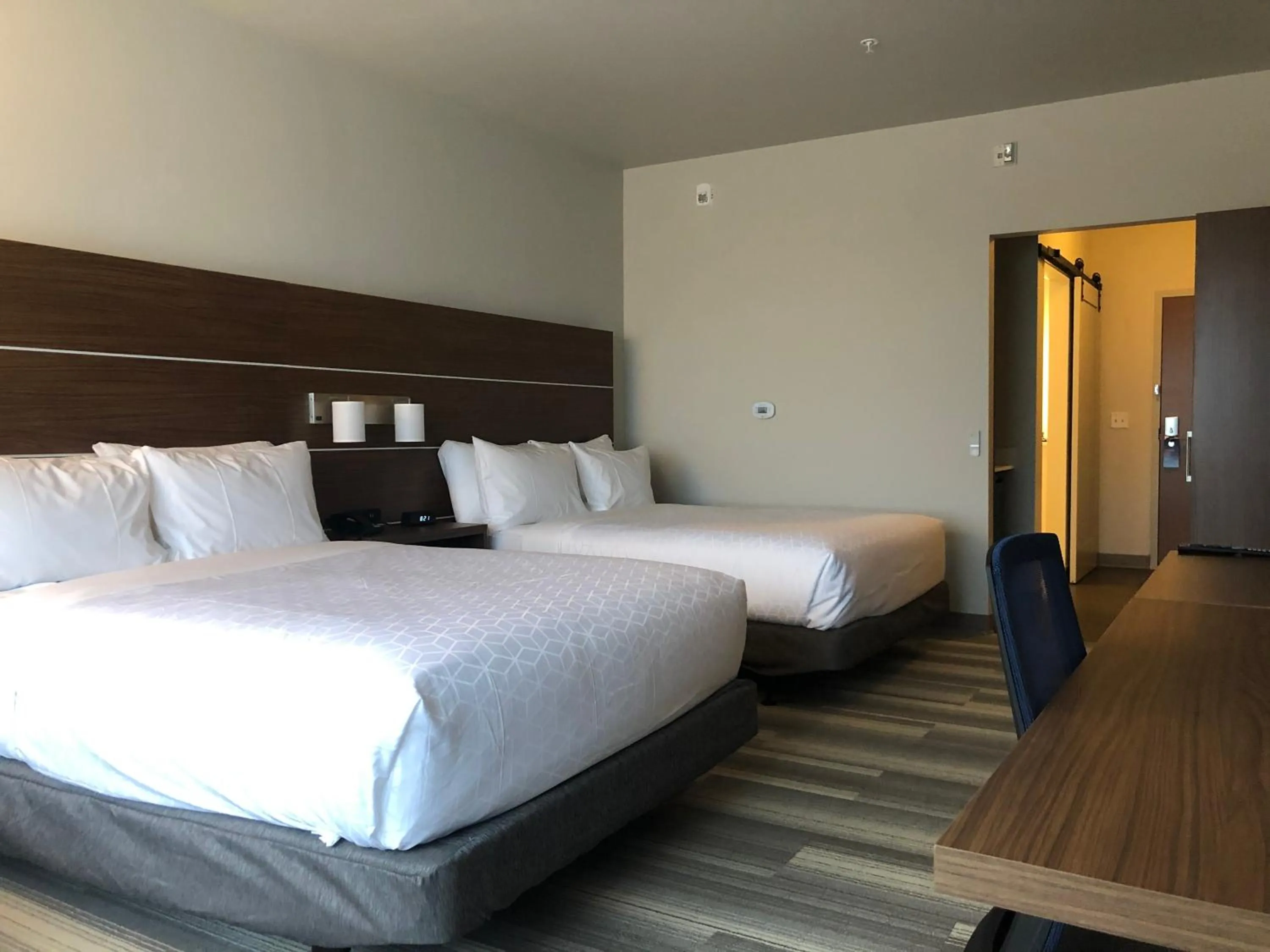 Photo of the whole room, Bed in Holiday Inn Express & Suites - Madison West - Middleton by IHG