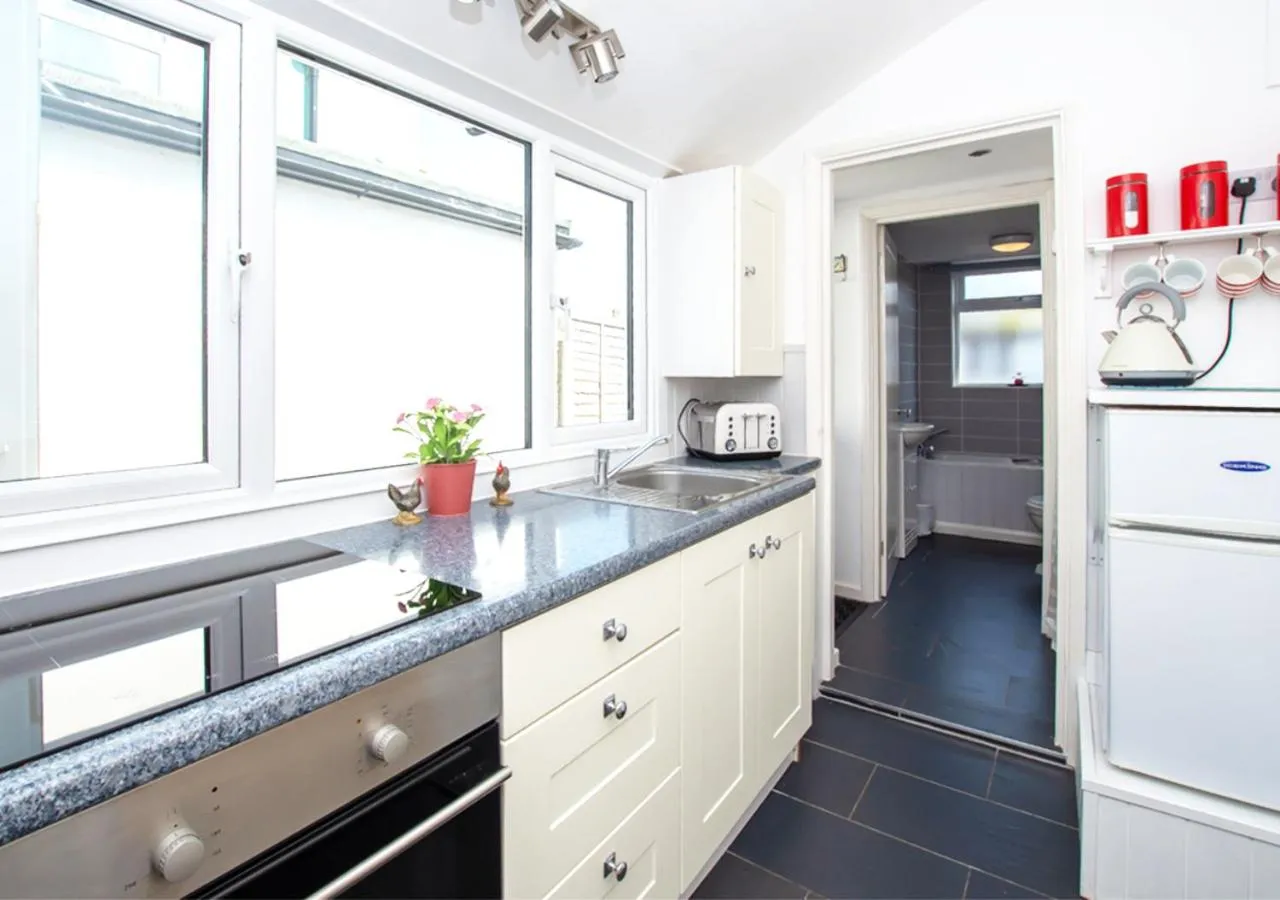 Kitchen or kitchenette in Seashell Cottage