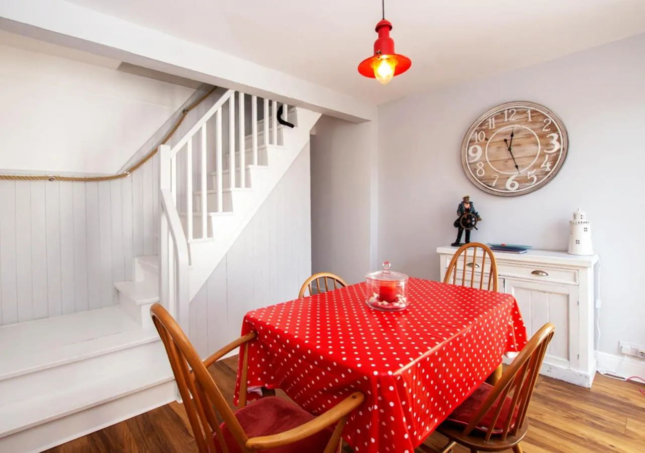Dining area, Bed in Seashell Cottage
