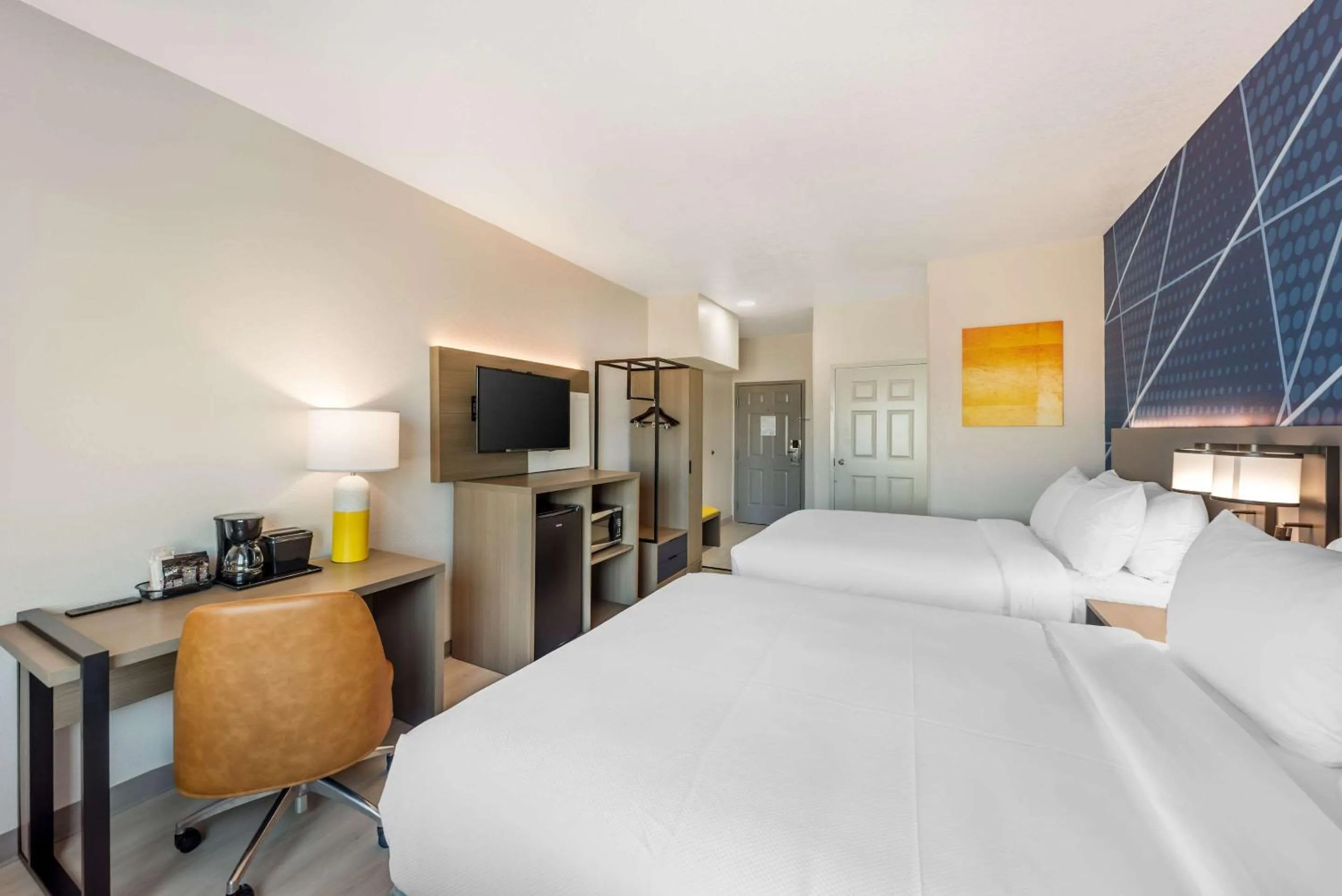 Communal lounge/ TV room, Bed in Comfort Inn & Suites Belton Temple South I-35