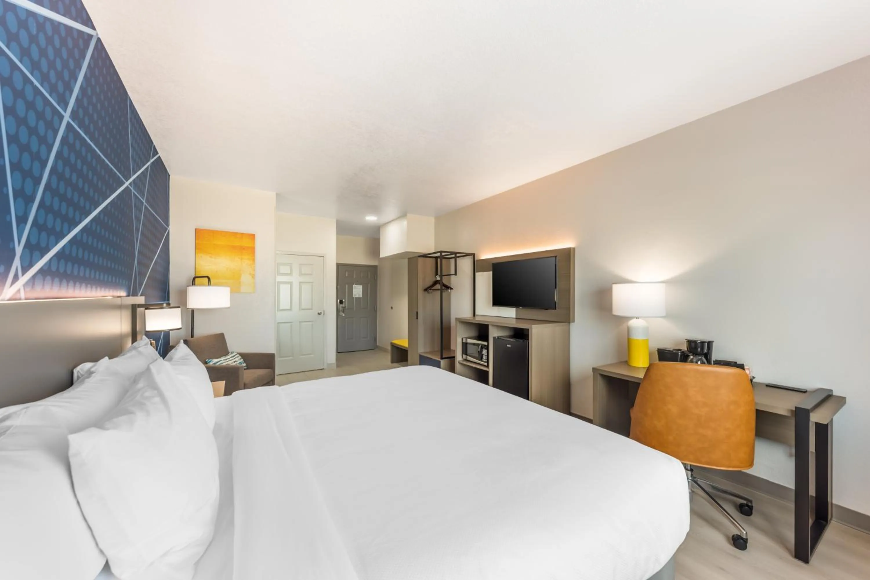 Communal lounge/ TV room, Bed in Comfort Inn & Suites Belton Temple South I-35