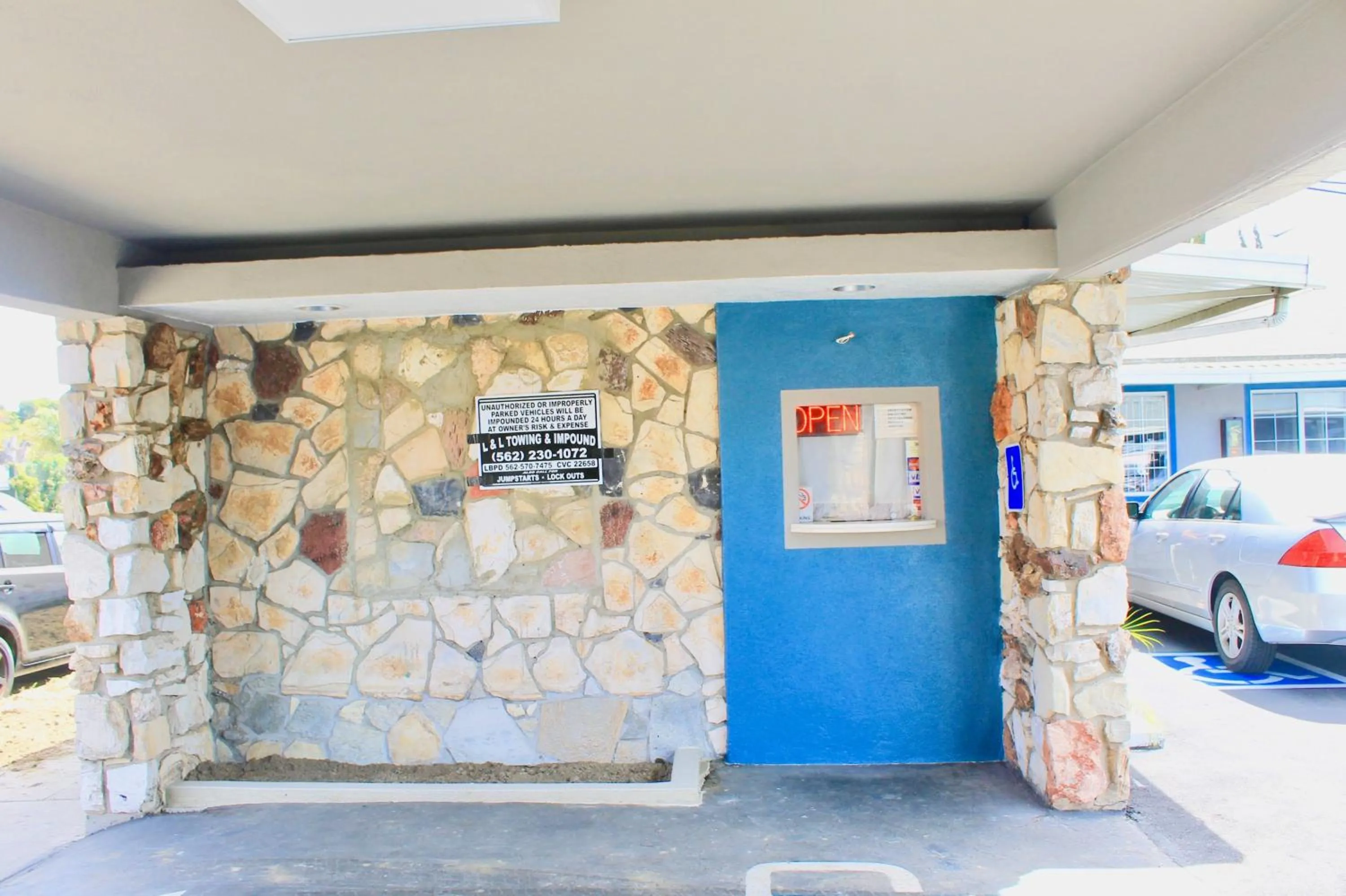 Facade/entrance in Arlington Motel