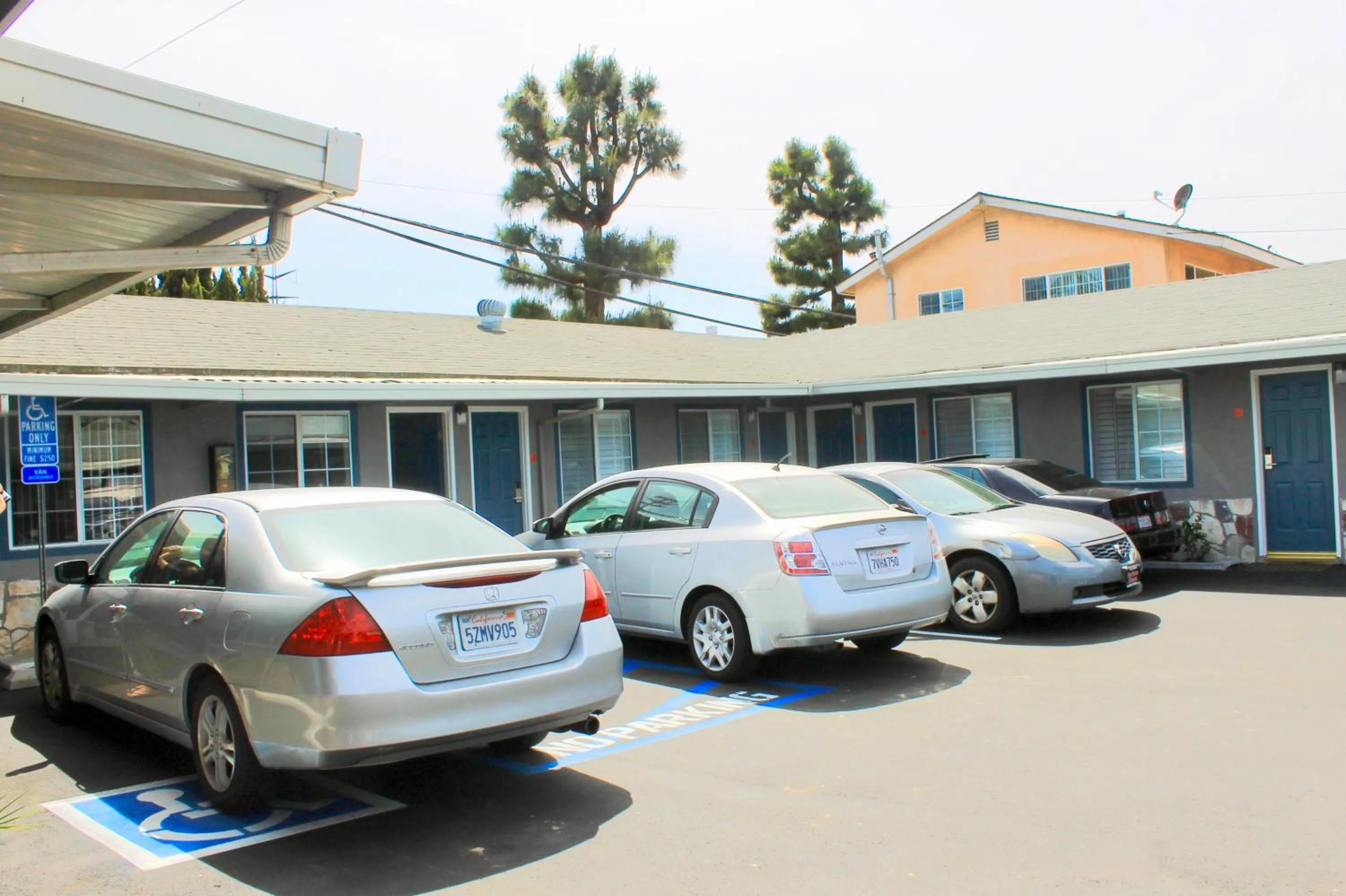 Facade/entrance in Arlington Motel