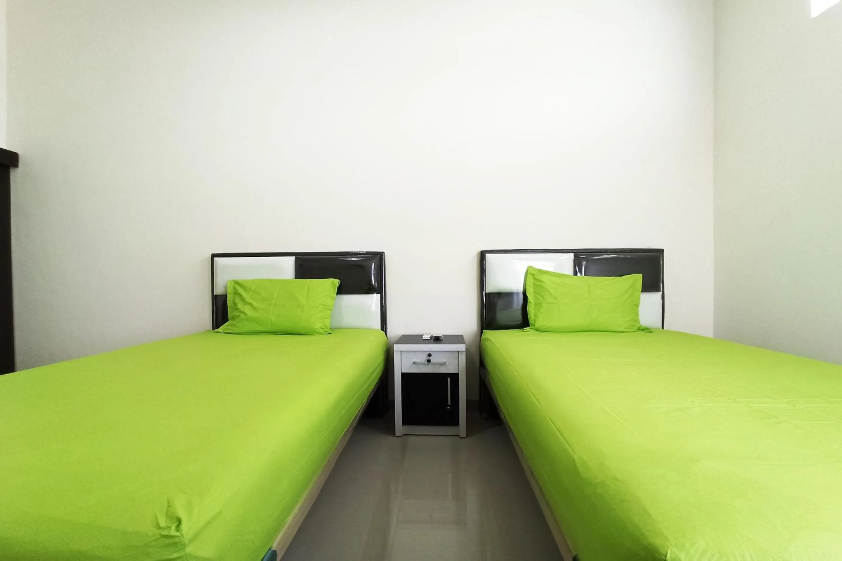 Bedroom, Bed in RedDoorz near Taman Merdeka Metro Lampung