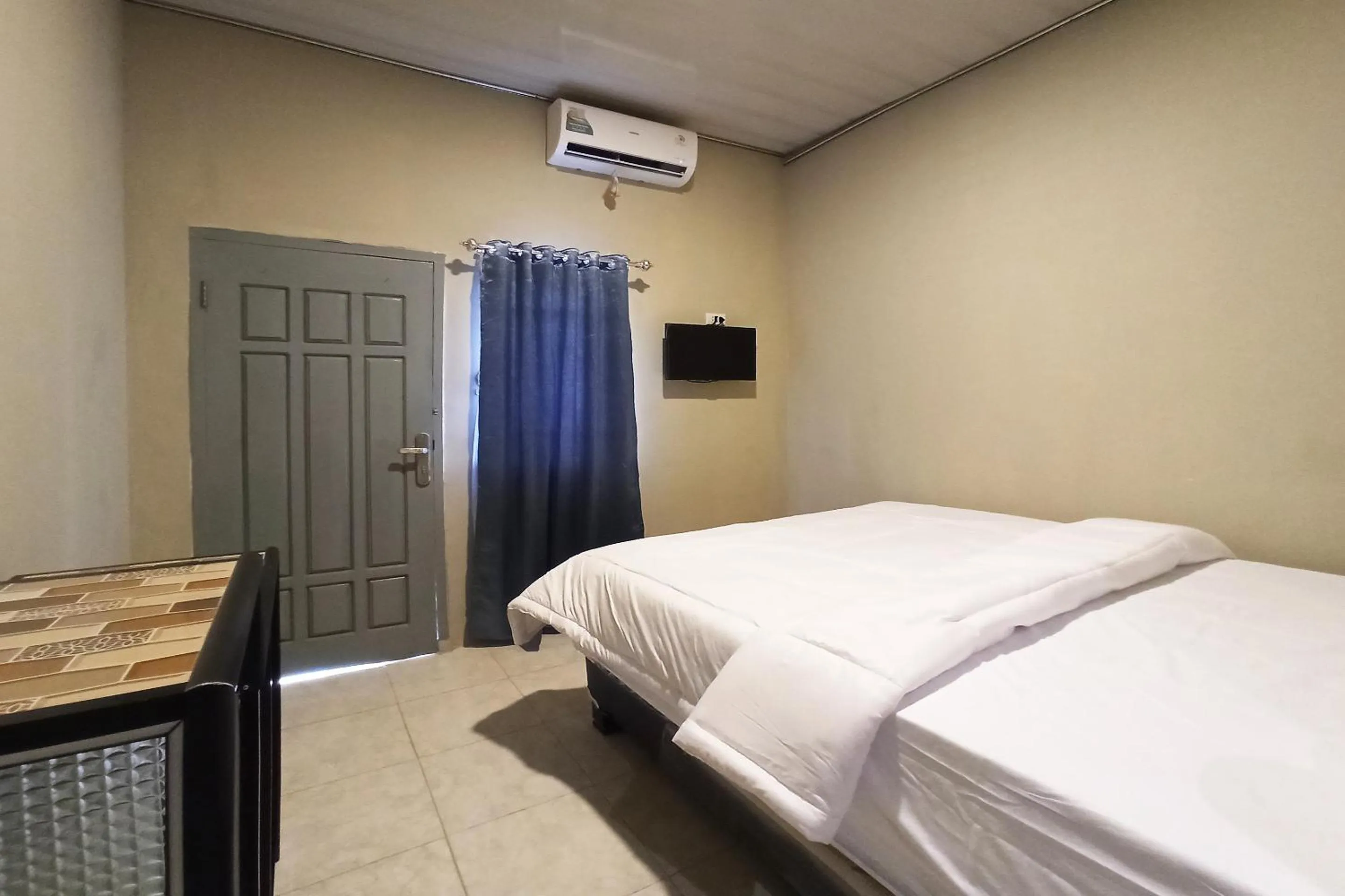 Bedroom, Bed in RedDoorz near Taman Merdeka Metro Lampung