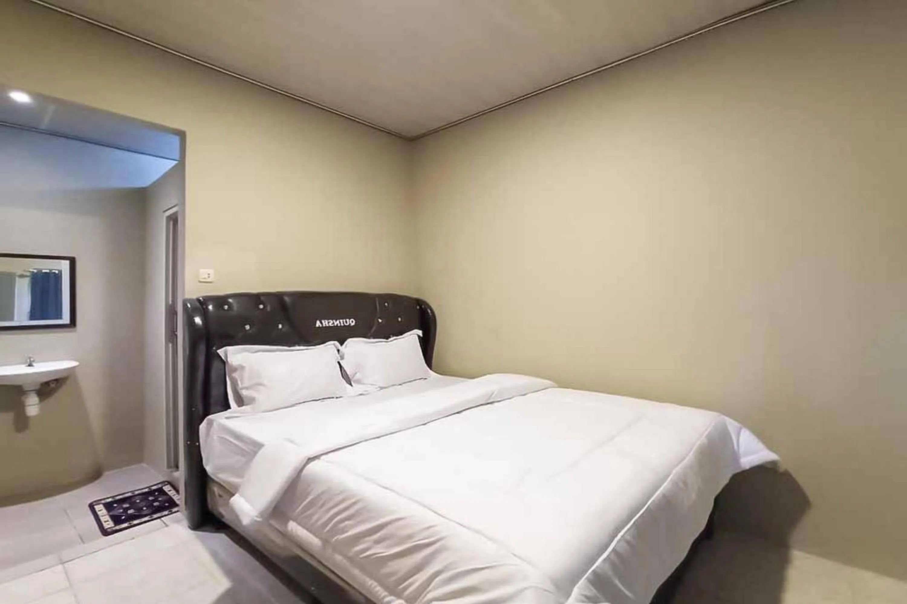 Bed in RedDoorz near Taman Merdeka Metro Lampung