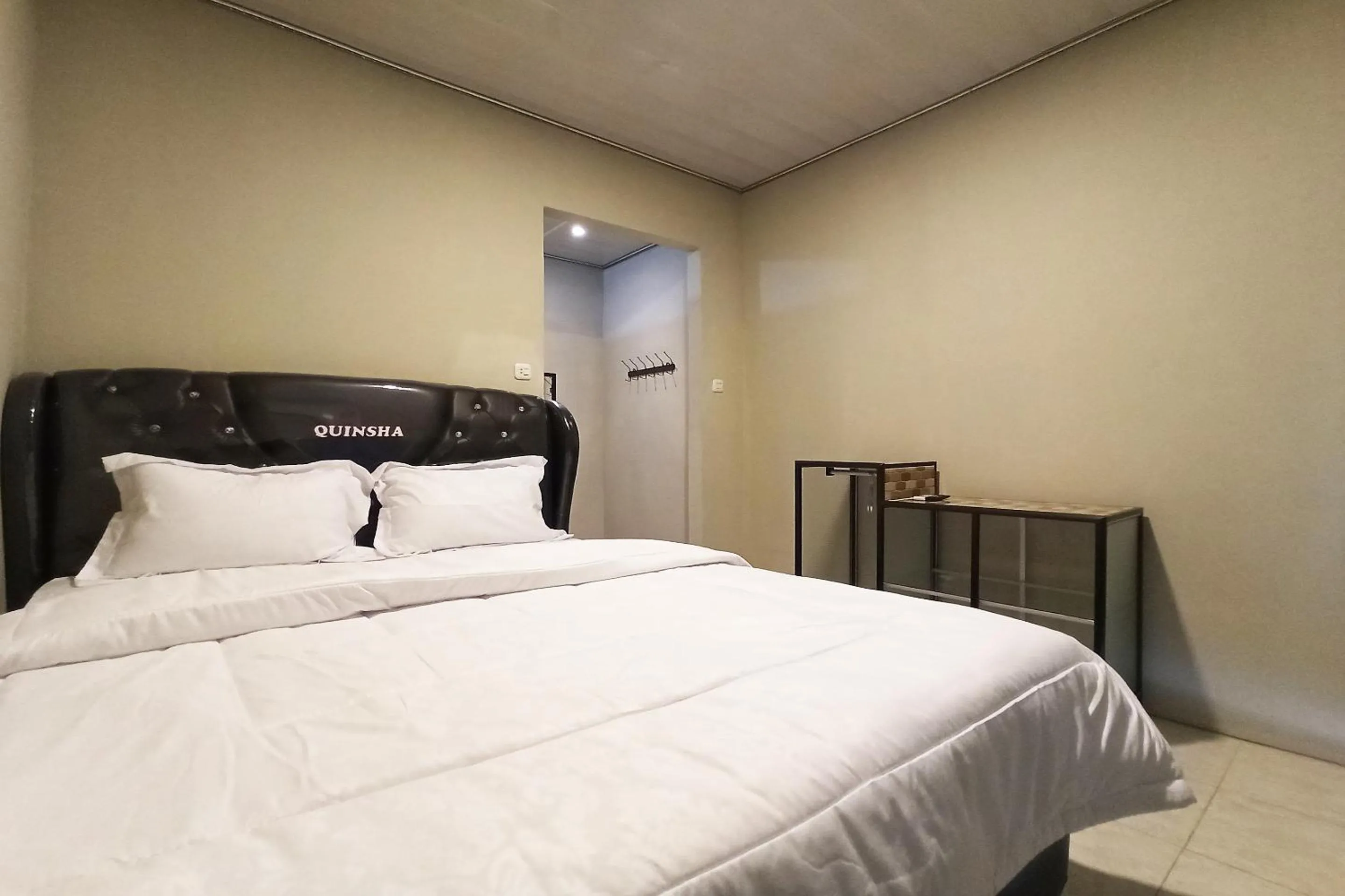 Bedroom, Bed in RedDoorz near Taman Merdeka Metro Lampung