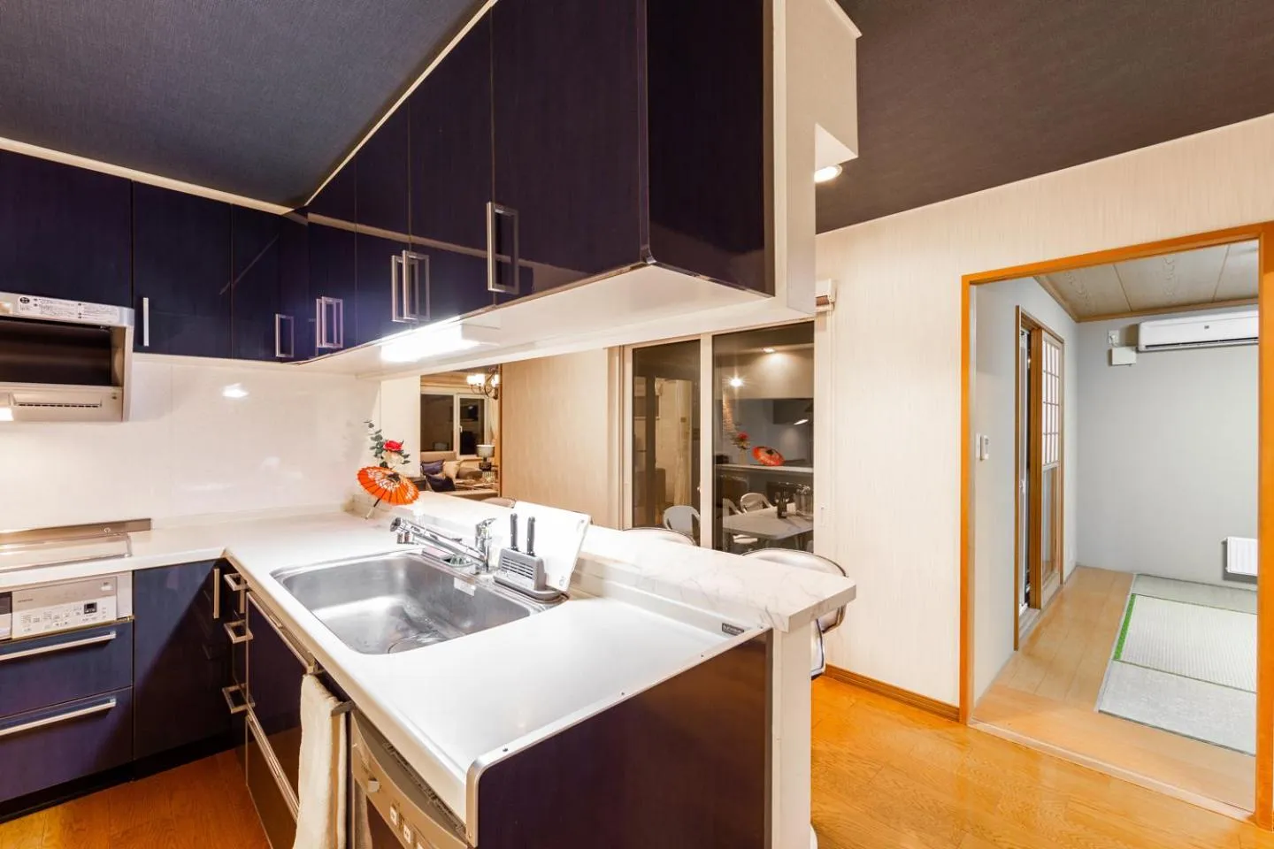 kitchen, Bed in THE WORLDWIDE HOUSE