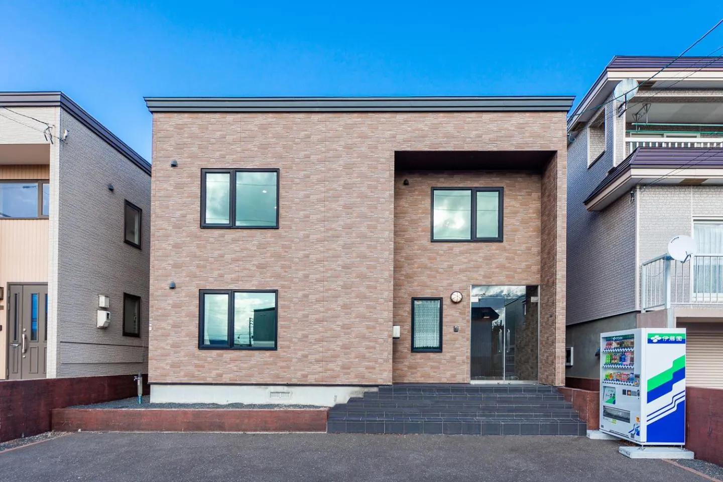 Property building in THE WORLDWIDE HOUSE