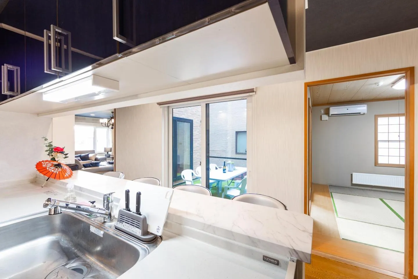 kitchen, Bed in THE WORLDWIDE HOUSE