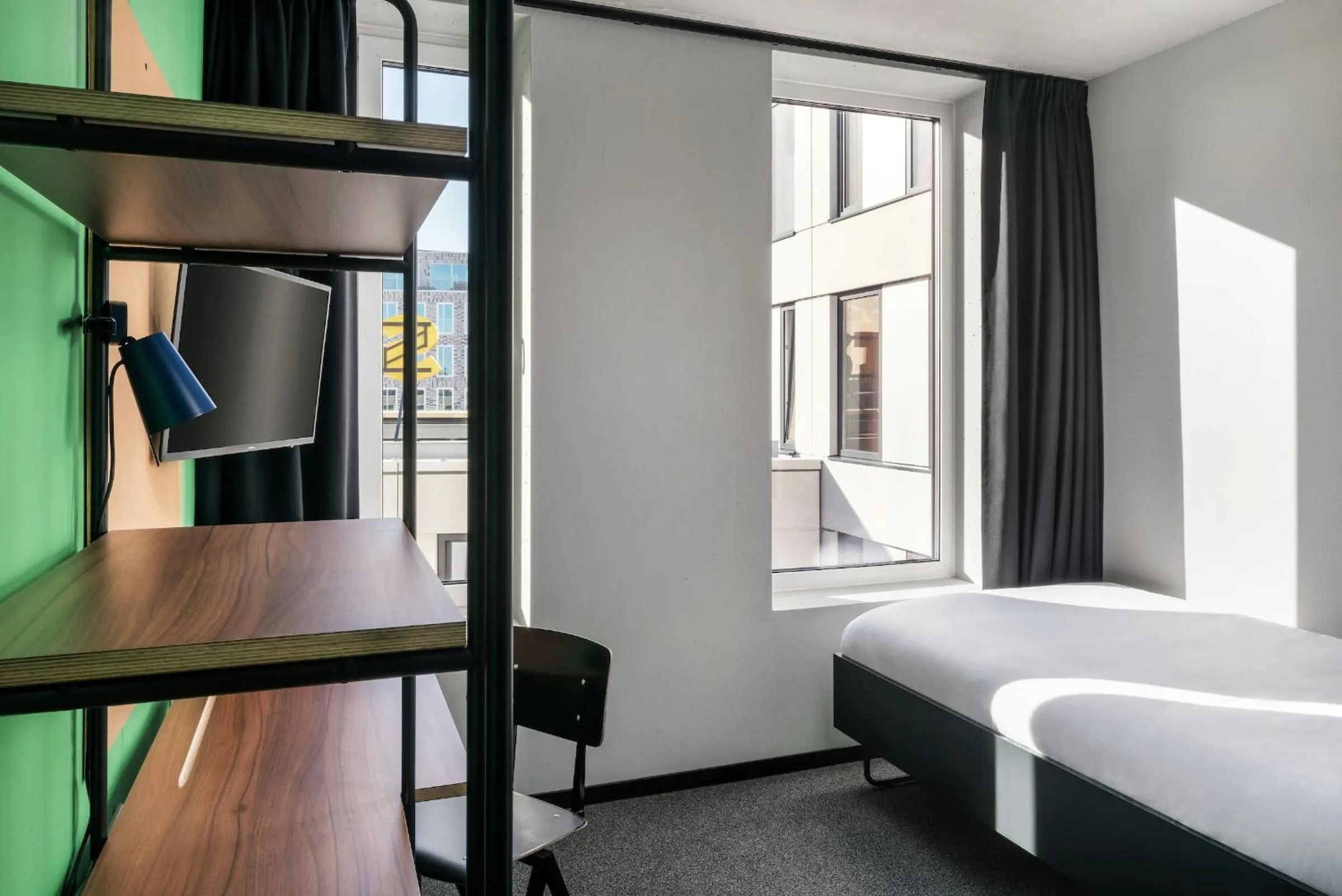 Photo of the whole room, Bed in The Social Hub Delft