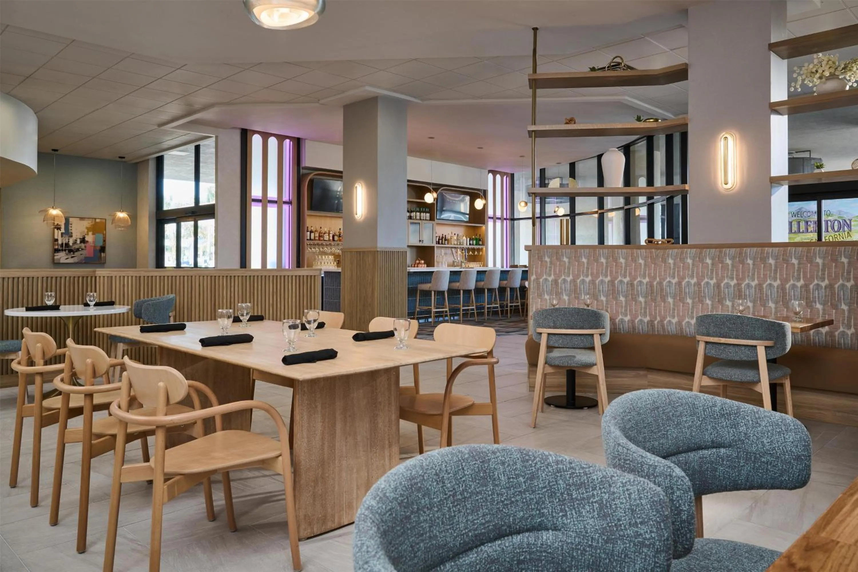 Lounge or bar in Doubletree By Hilton Fullerton